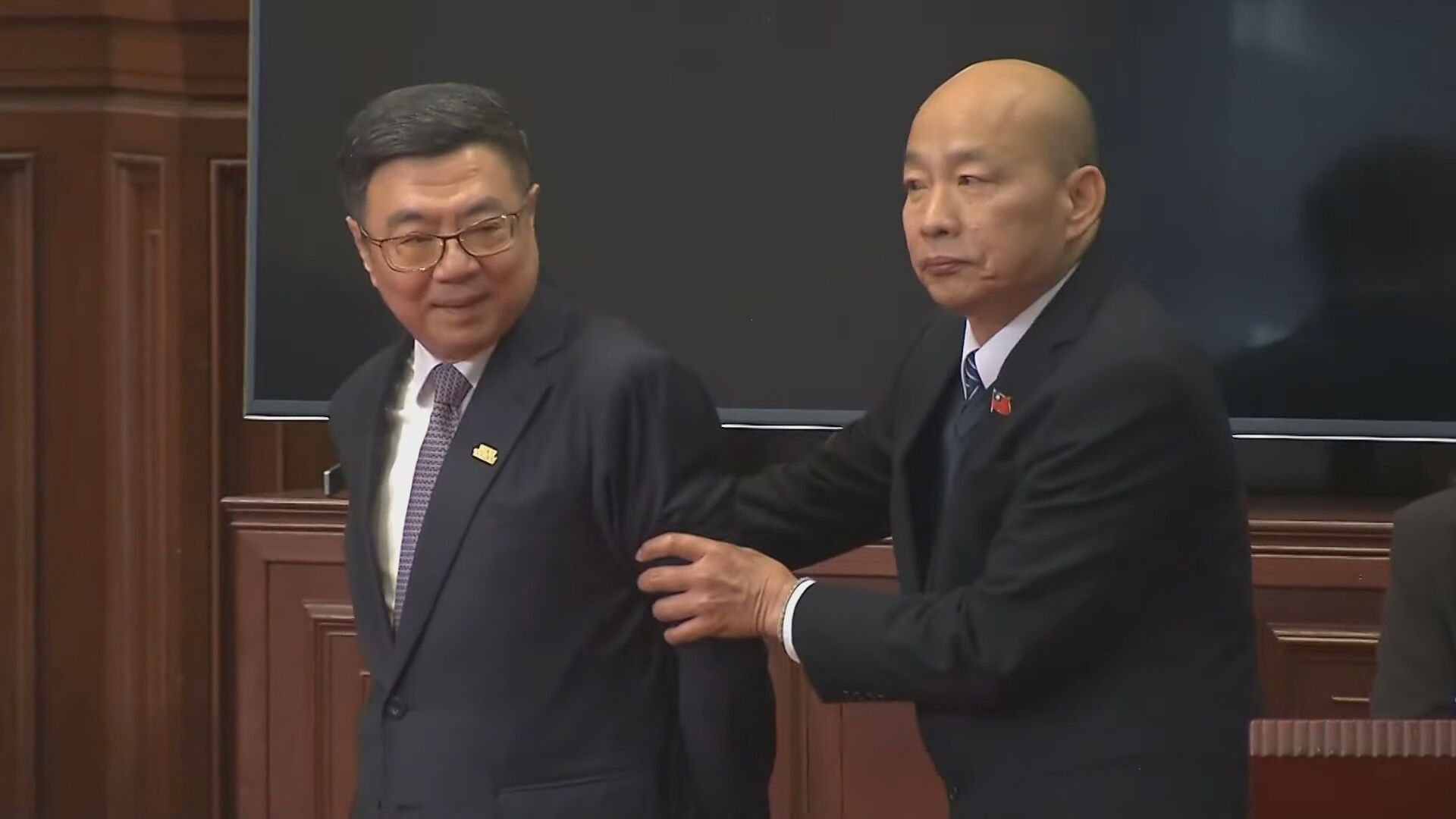 立法院長韓國瑜(右)希望行政院不要對總預算案提覆議。左為行政院長卓榮泰。