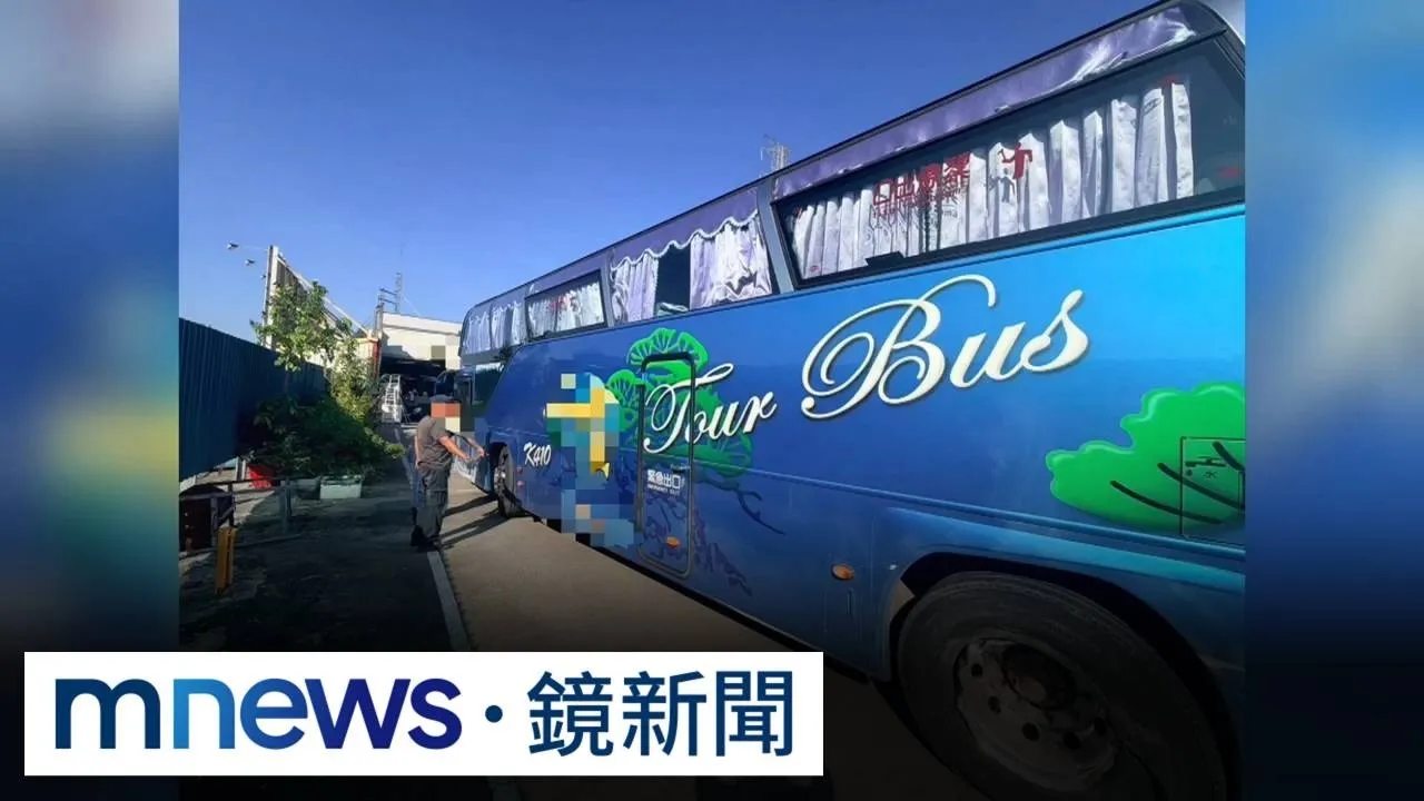疲勞釀禍！遊覽車撞分隔島、轎車轉一圈翻覆