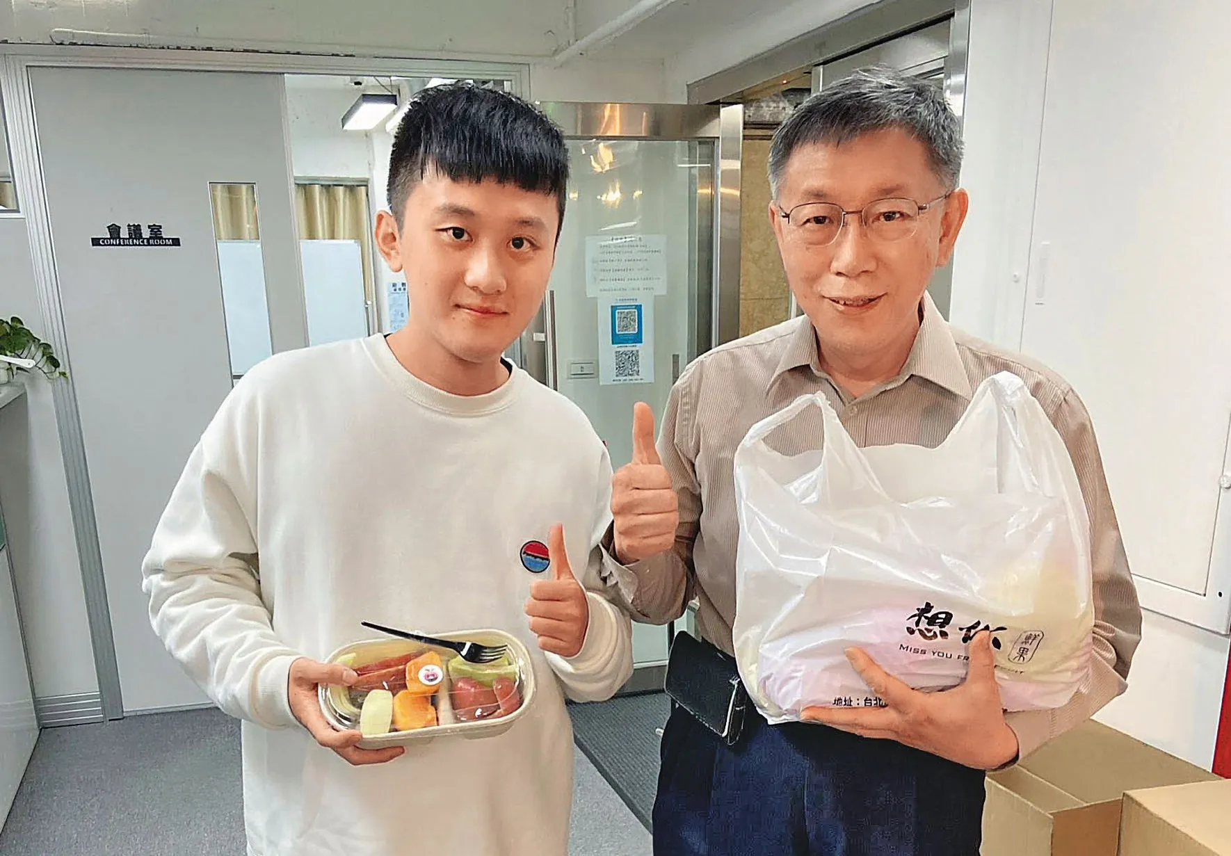 新聞傳真／水果弟變身柯文哲帶刀侍衛　民眾黨中評委爆騙砲勾人妻