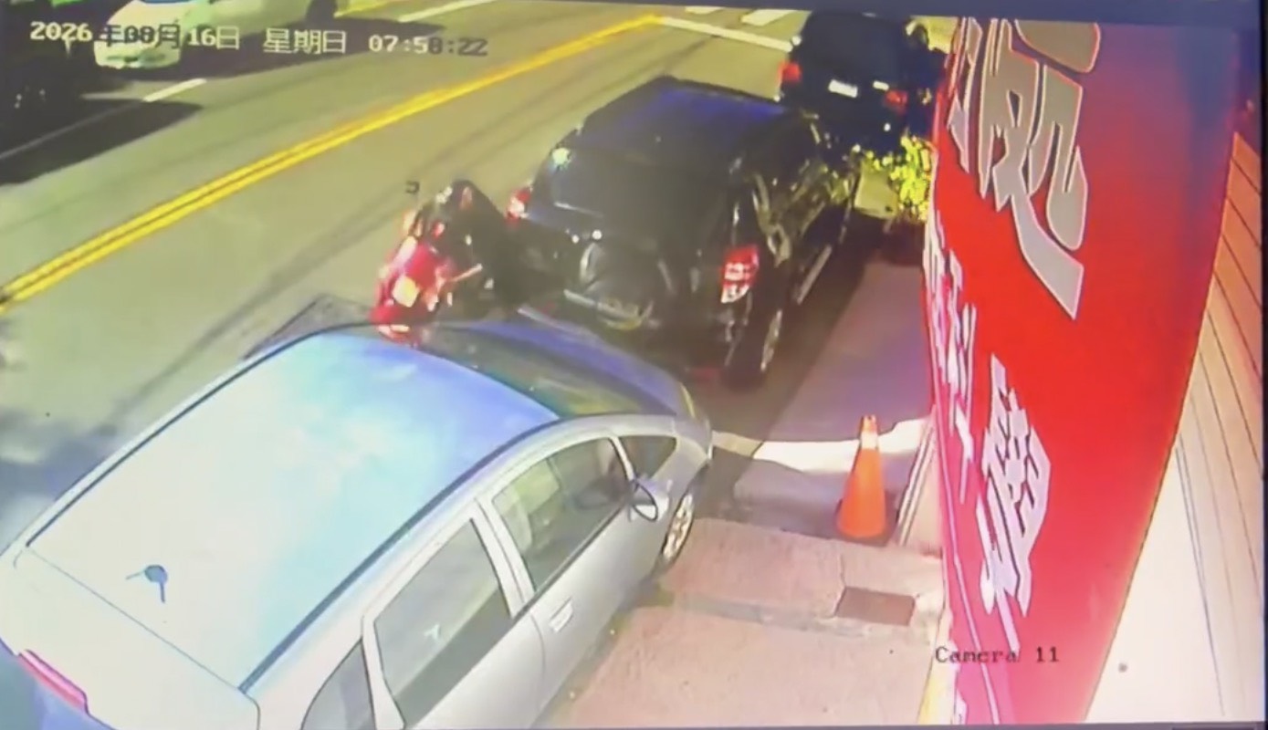 男子逆向騎車行經台中市大甲區雁門路撞上路邊停放的二台轎車之間,造成雙腳受傷。