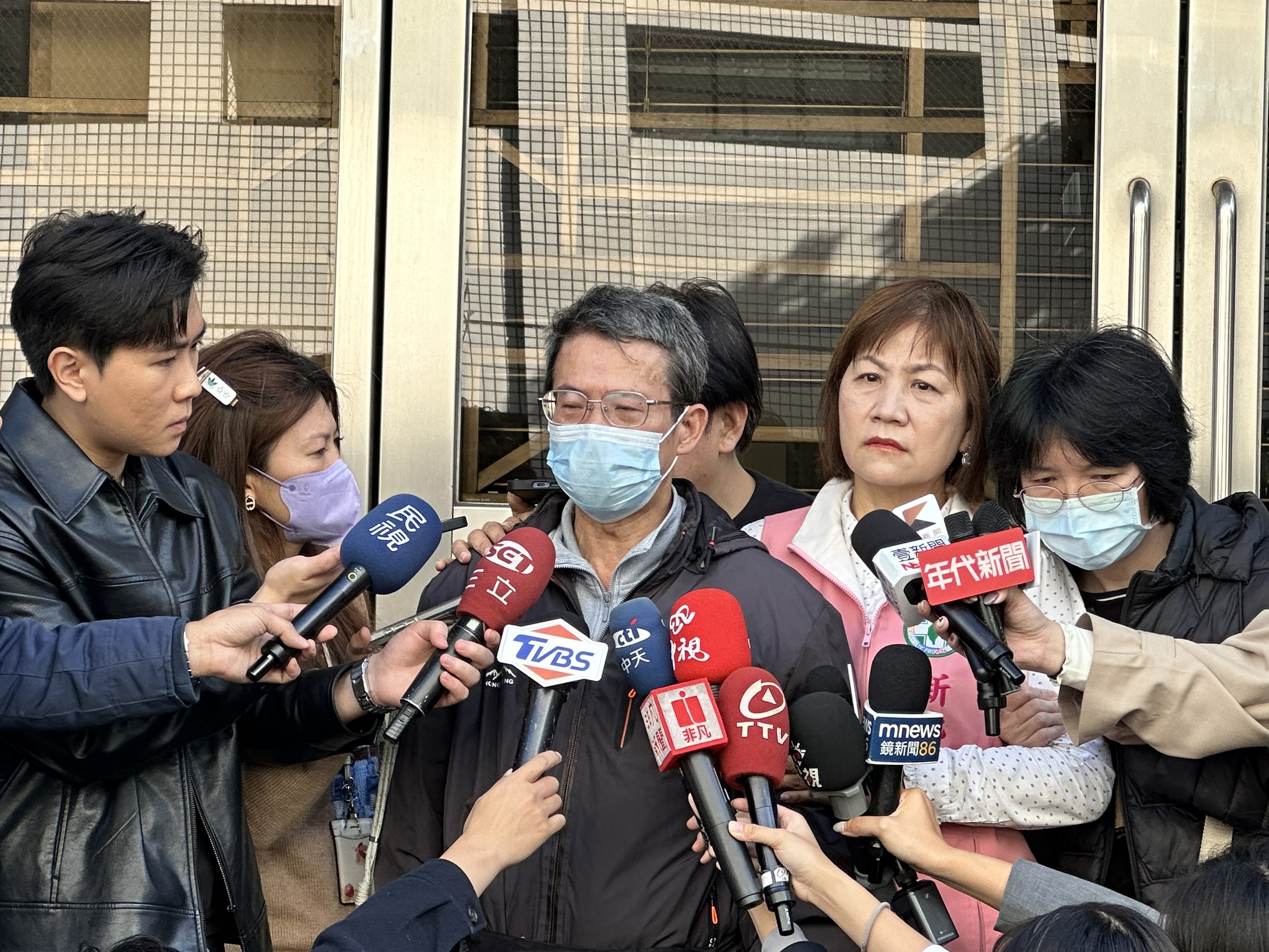 新北市楊姓少年割頸案二審宣判後,被害者父母情緒潰堤,質疑《少年事件處理法》對加害者保護過多,引發社會討論。