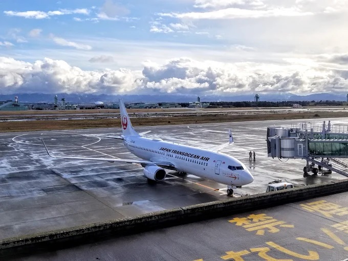 小松機場今日上午發現跑道出現裂縫,目前飛機無法起降;示意圖。(翻攝自Google Maps/ぽこたろう攝)