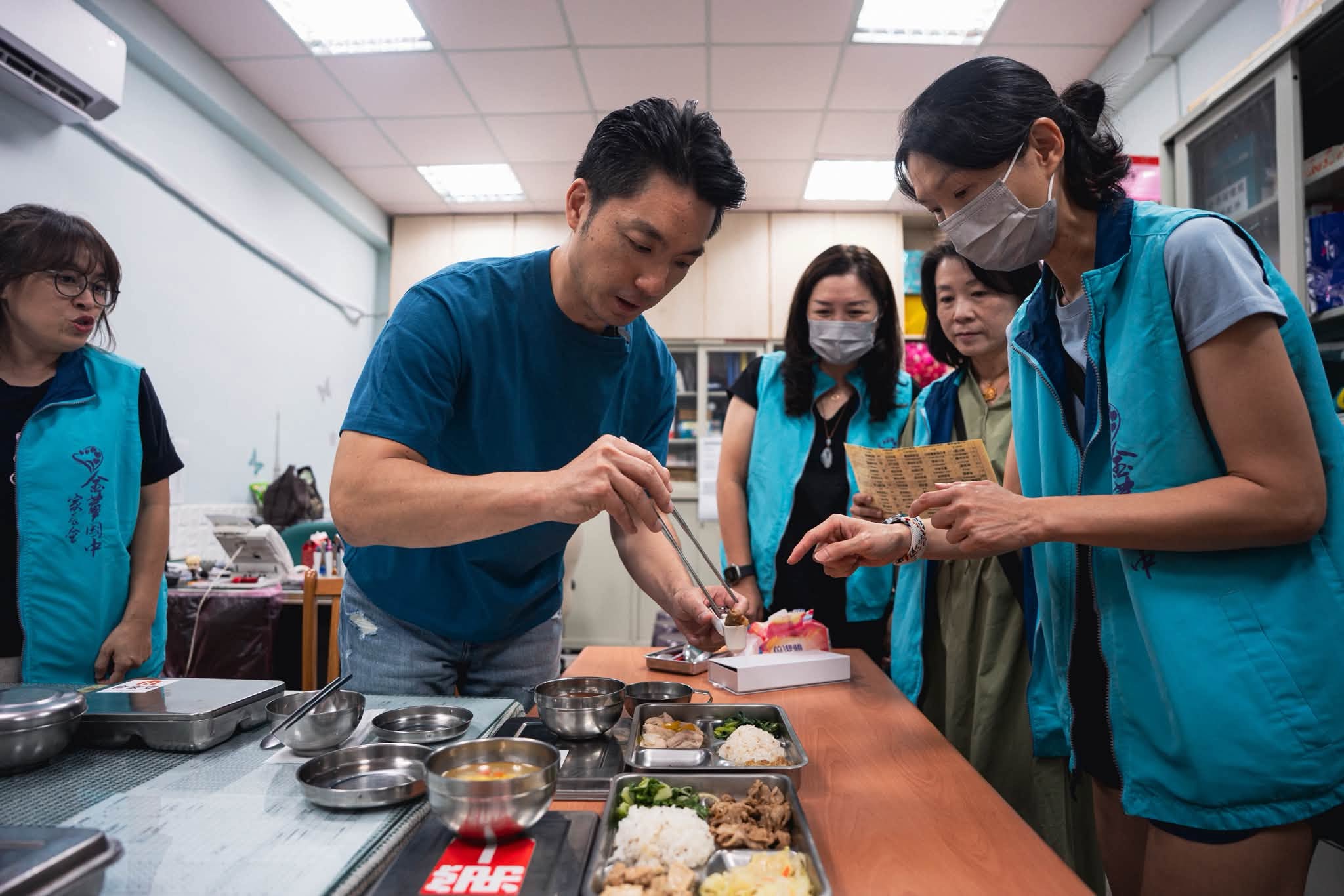 台北市校園近期接連傳出營養午餐疑似食物中毒事件,引發家長高度關注。(翻攝自蔣萬安臉書)