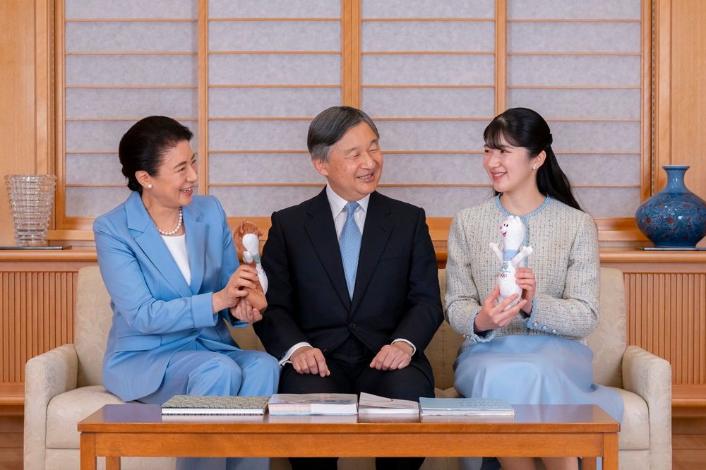 天皇一家特別帶著2026米蘭冬季帕運吉祥物拍全家福。(翻攝自日本宮內廳)