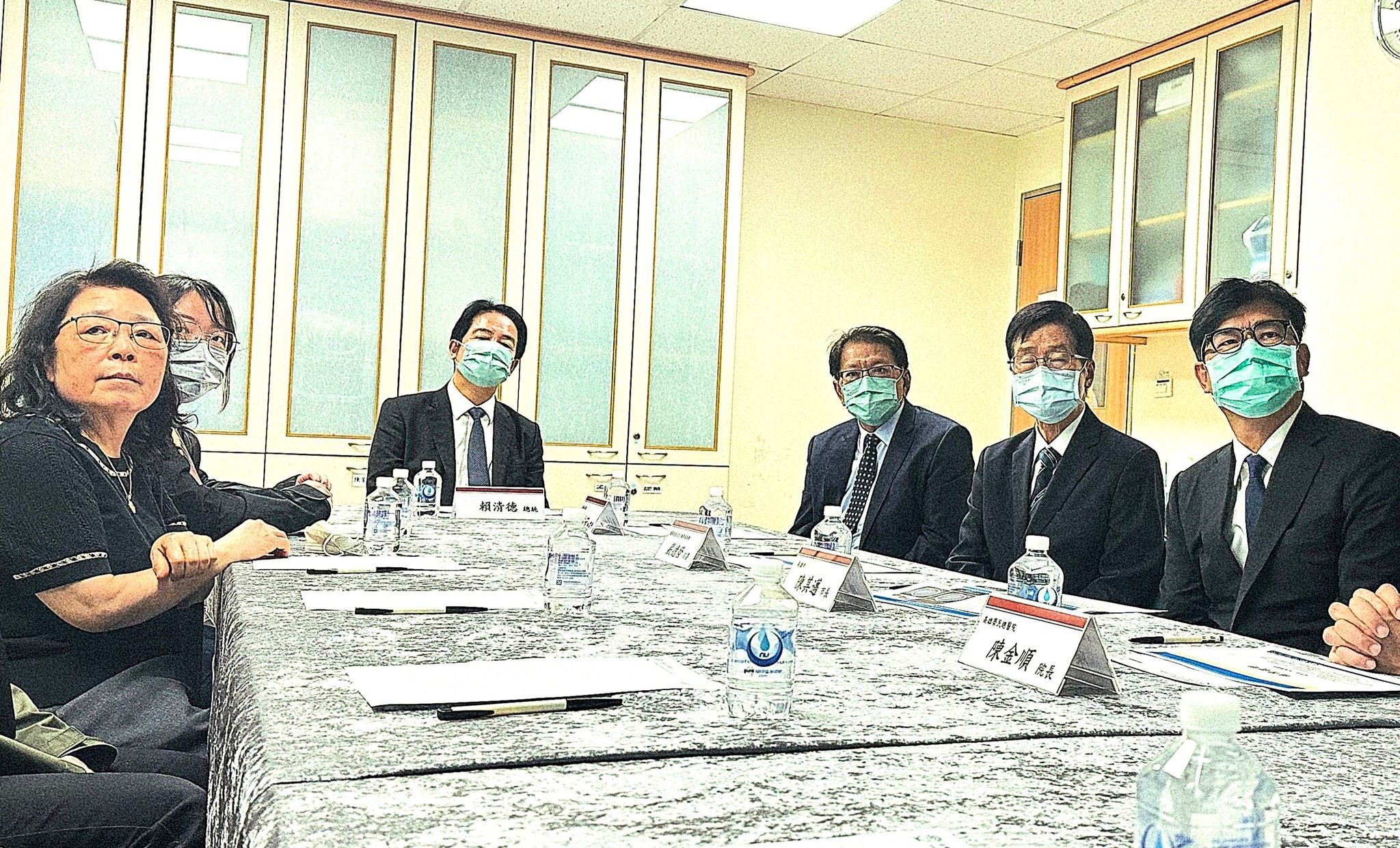 總統賴清德(後中)等人聽取院方簡報。(翻攝自陳光復臉書)