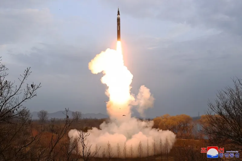 北韓再射飛彈「又高又遠」恐不規則飛行！　日防衛省：疑為變軌飛彈

