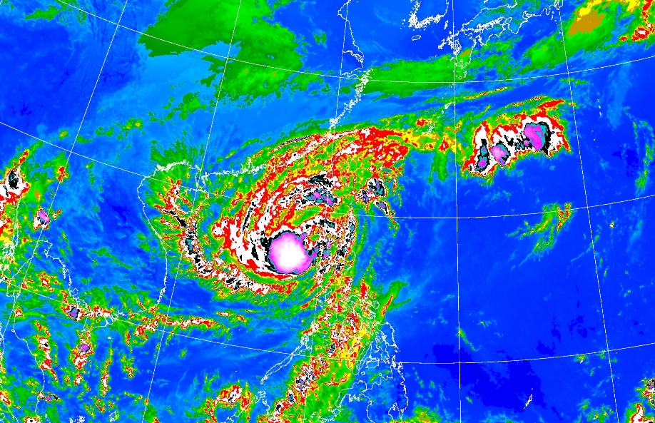 鳳凰颱風即將侵襲台灣,在東北季風也加入戰局之下,「全台這次沒有地方能夠倖免,只差在影響時段」。(翻攝自中央氣象署)