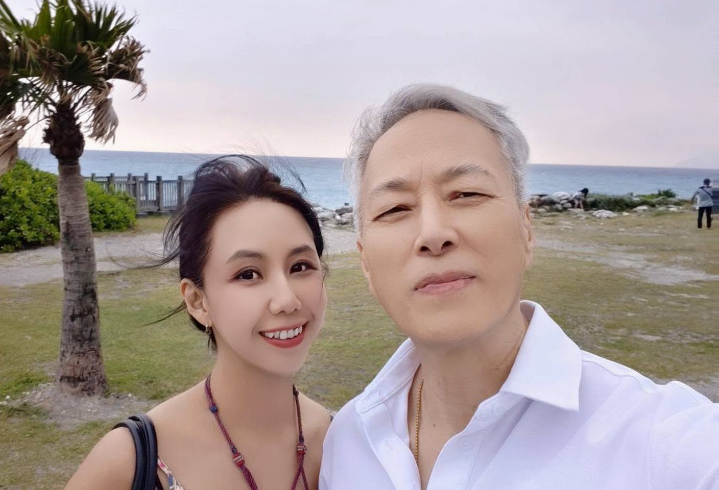 姜厚任日前公開認愛小24歲女友童芯,兩人戀情曝光後掀起關注。(翻攝童芯臉書)