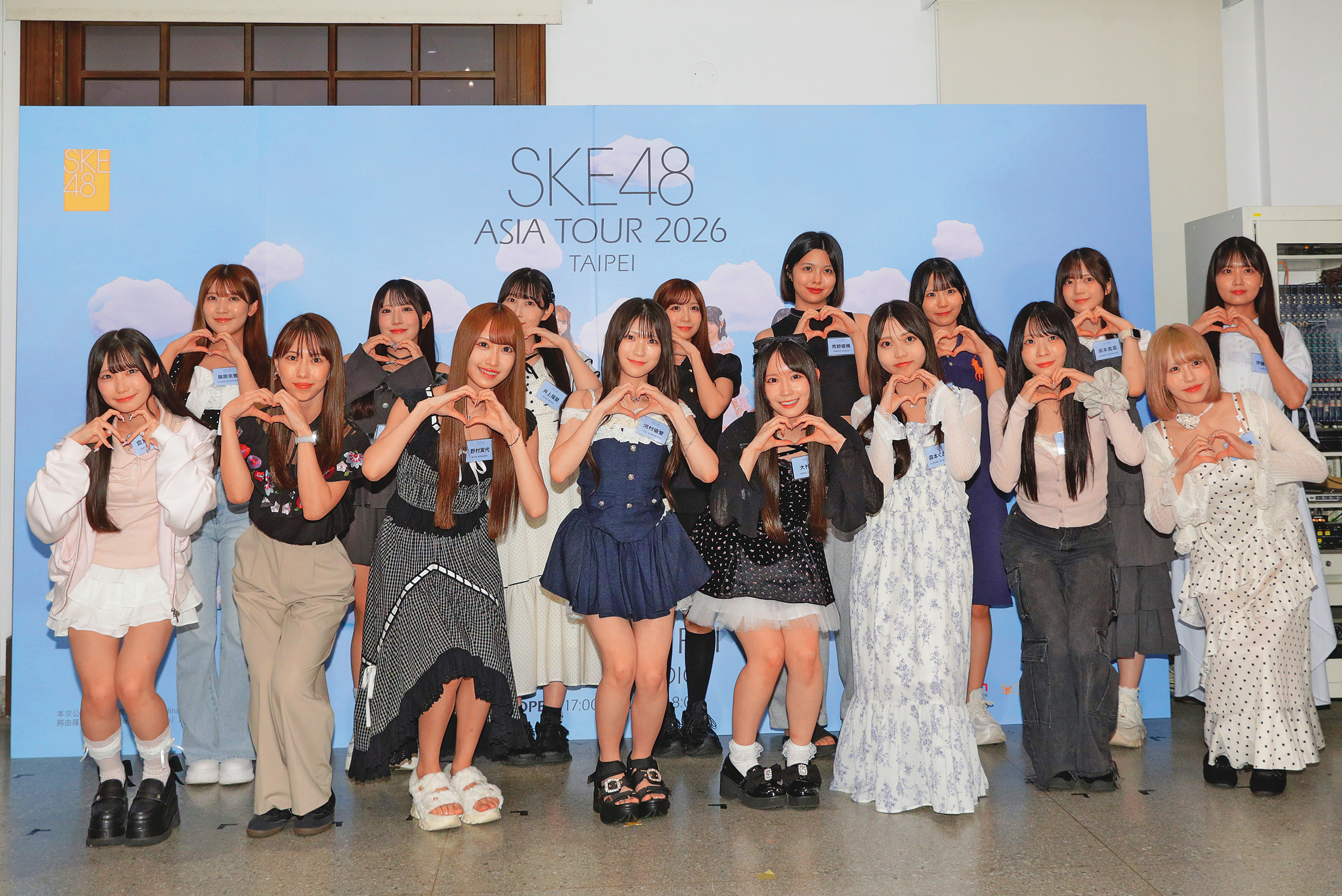 SKE48人多勢眾,前排成員來個禮貌蹲,順便也燃燒點熱量。