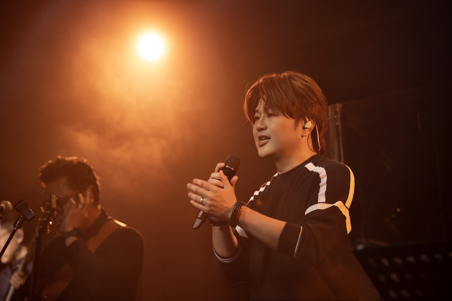 蘇震洋舉辦《做自己的光》LIVE SHOW,一口氣演唱16首歌曲,展現多年PUB演唱累積的現場功力。(綵星娛樂提供)