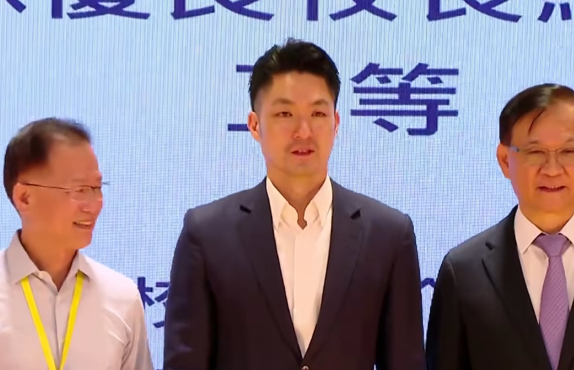 蔣萬安今上午出席公私立中等學校校長會議,被問到賴清德示警中共介選一事,他反批「不要再操作意識形態」。(鏡新聞)