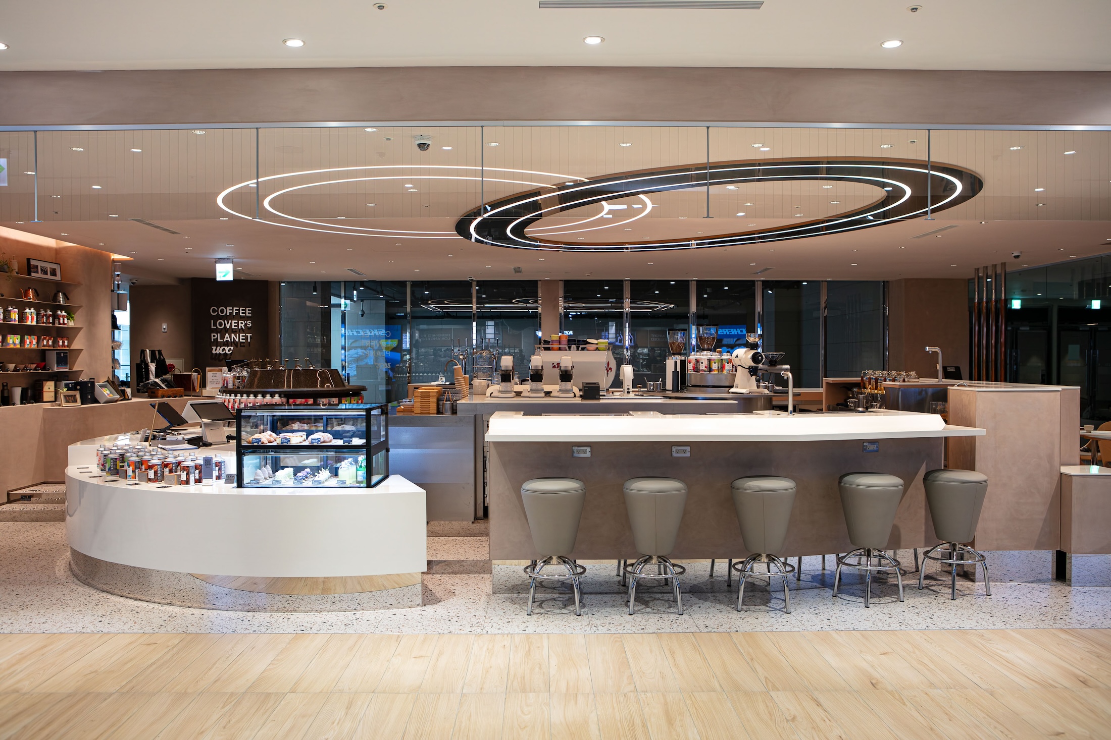 「COFFEE LOVER's PLANET 台北Garden City店」打造中島式吧台,讓沖煮成為一幕幕可被觀看的日常風景。(UCC提供)