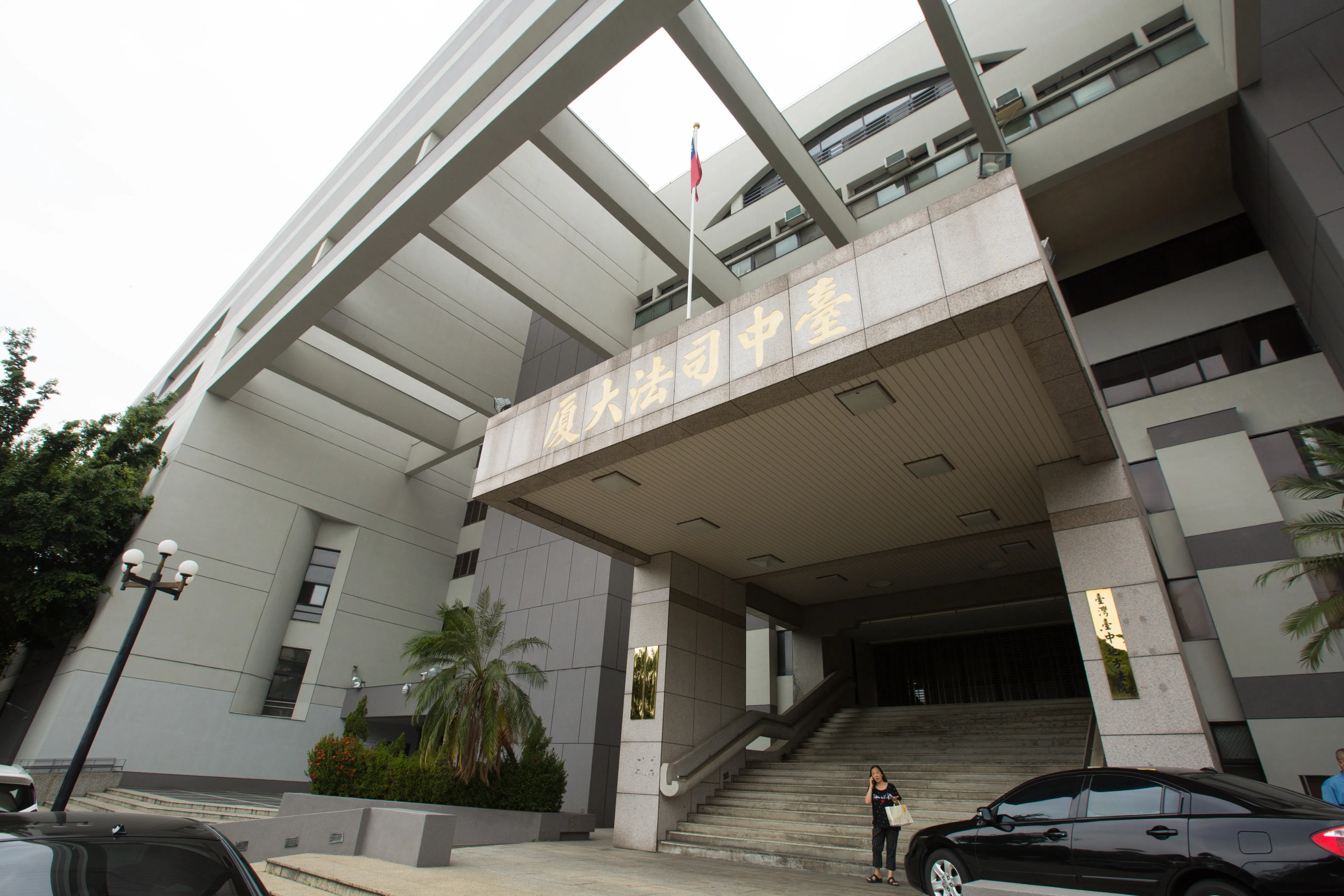 找岳母借錢買iPhone不成「放話燒家」　男被逮竟全裸扭打3法警！下場出爐