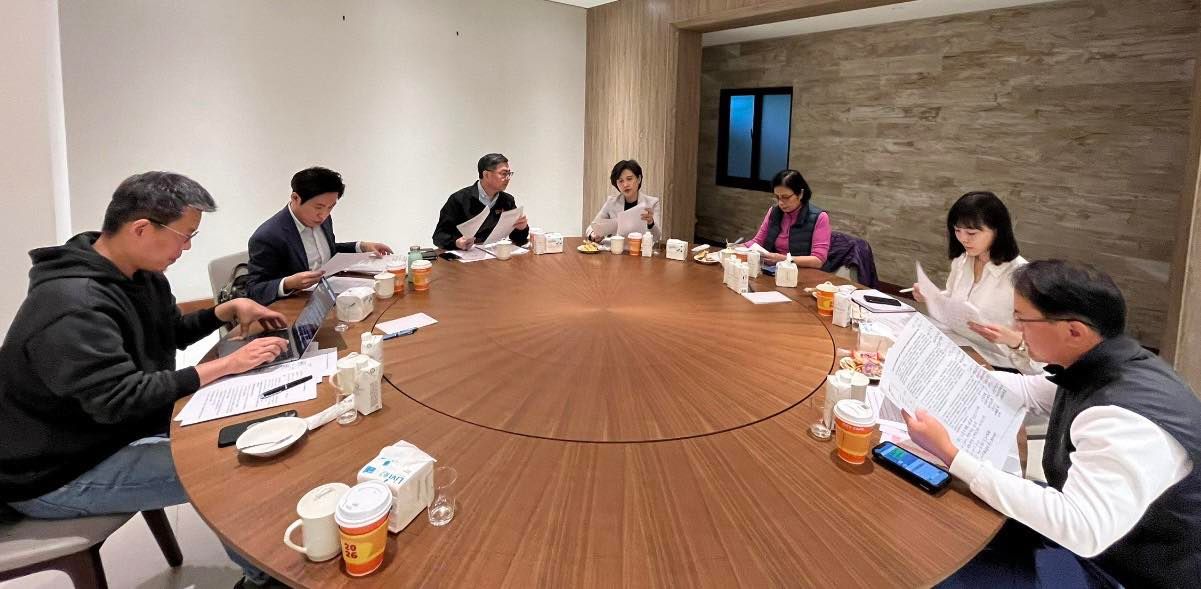 行政院長卓榮泰昨(22日)與副院長鄭麗君、秘書長張惇涵以及談判團隊成員,針對美國關稅新局進行推估並分析盤整。(圖取自卓榮泰臉書)