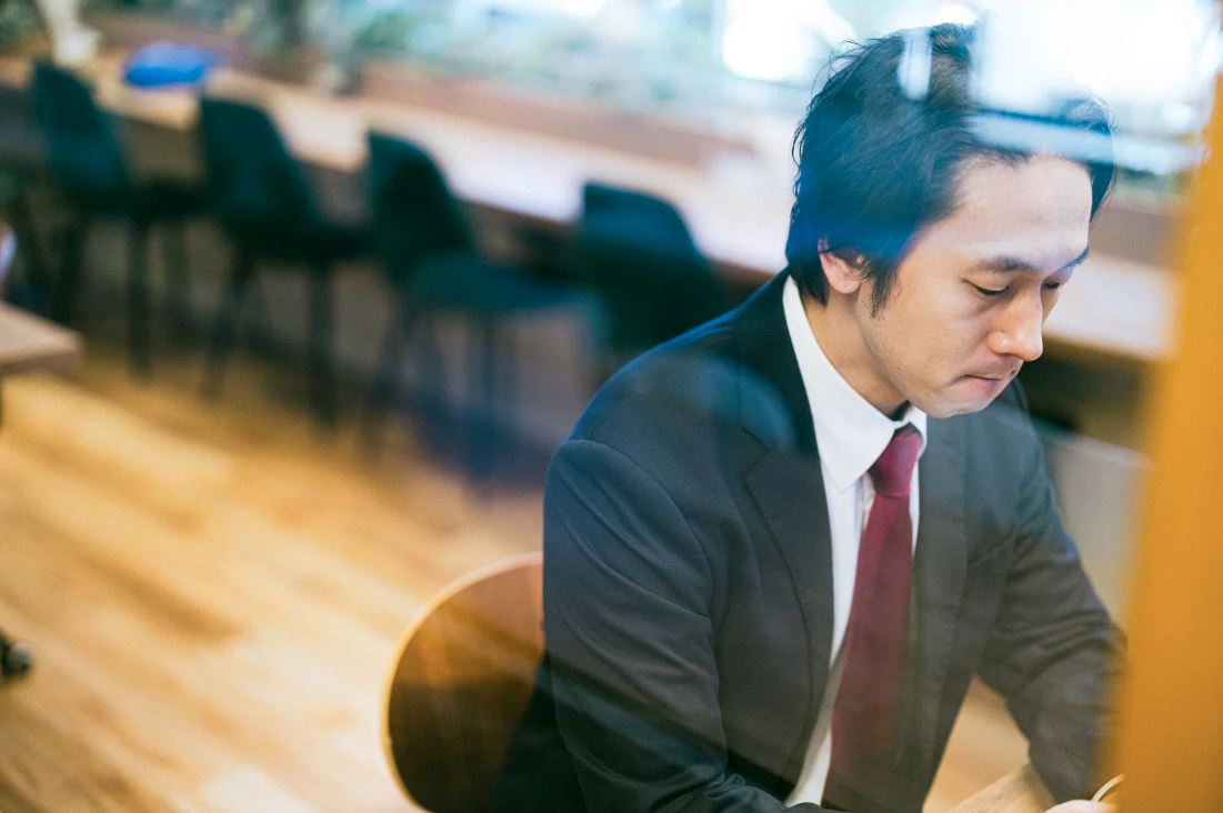 高達7成的日本正職員工在下班後依然會收到主管或同事的公事訊息。示意圖非當事人(pakutaso提供)
