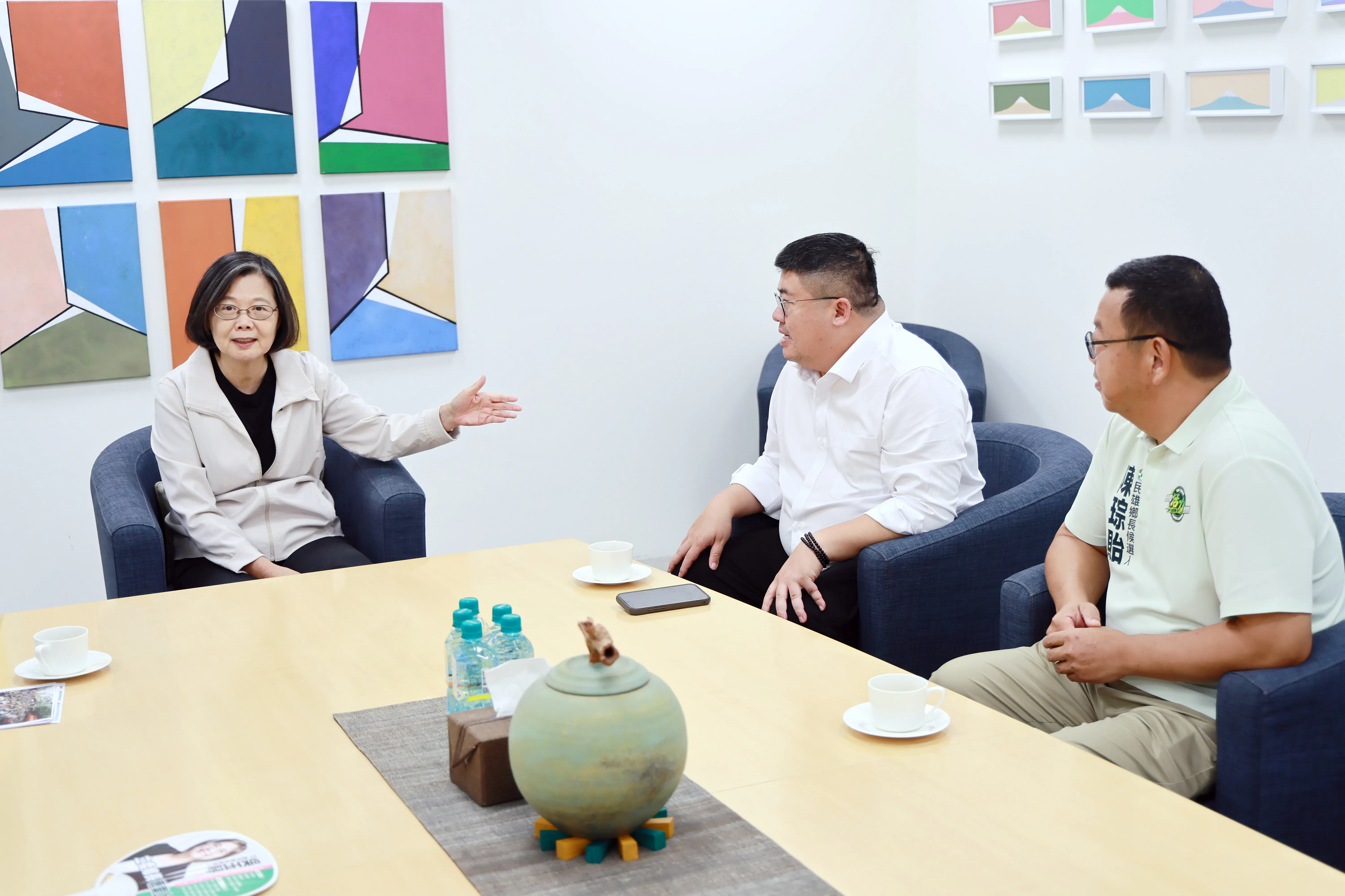 蔡英文高人氣 蔡易餘母雞帶小雞北上請益