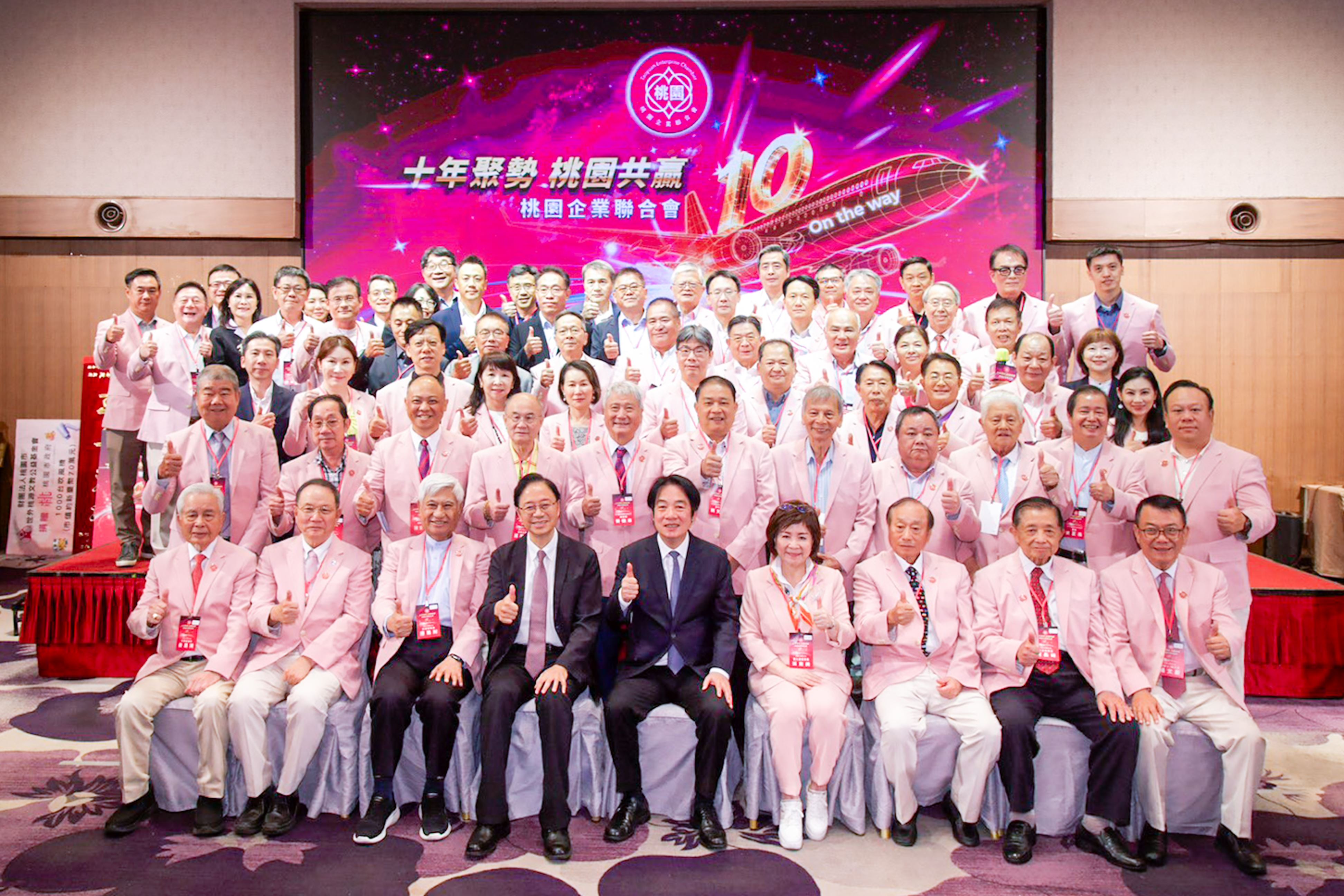 黃世杰質疑PCB專區,桃市府反擊,強調賴清德(最下排左5)已表態支持。(桃市府新聞處提供)