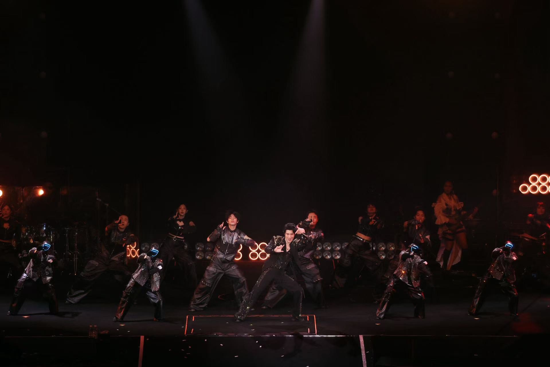 王力宏《最好的地方》成都演唱會,他與宇樹機器人共舞。(西東音樂提供)