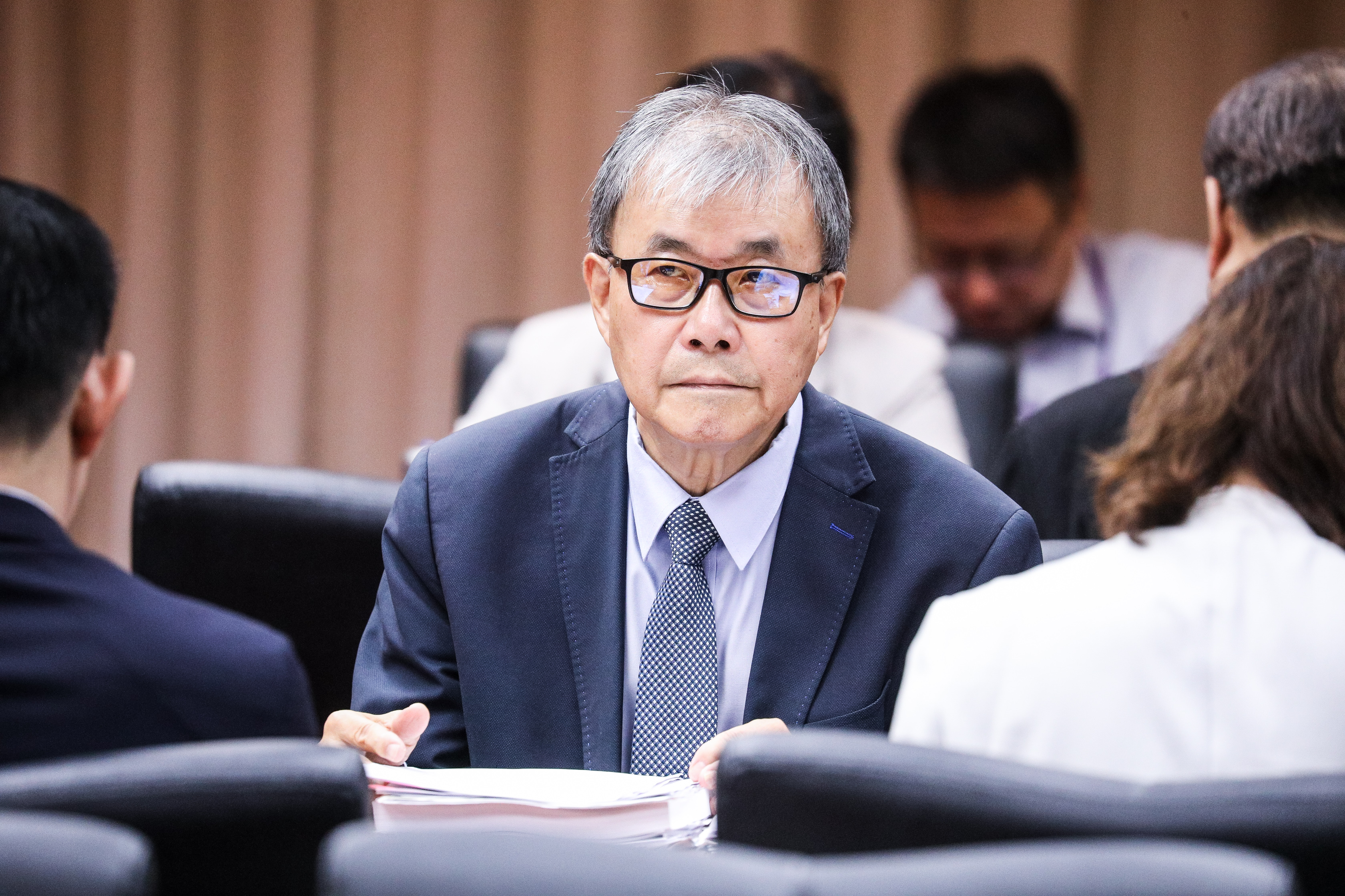 教育部長鄭英耀表示,教師聘任是地方責任,目前全國招聘率達99%,不影響教學正常化。(鏡報鄒保祥)