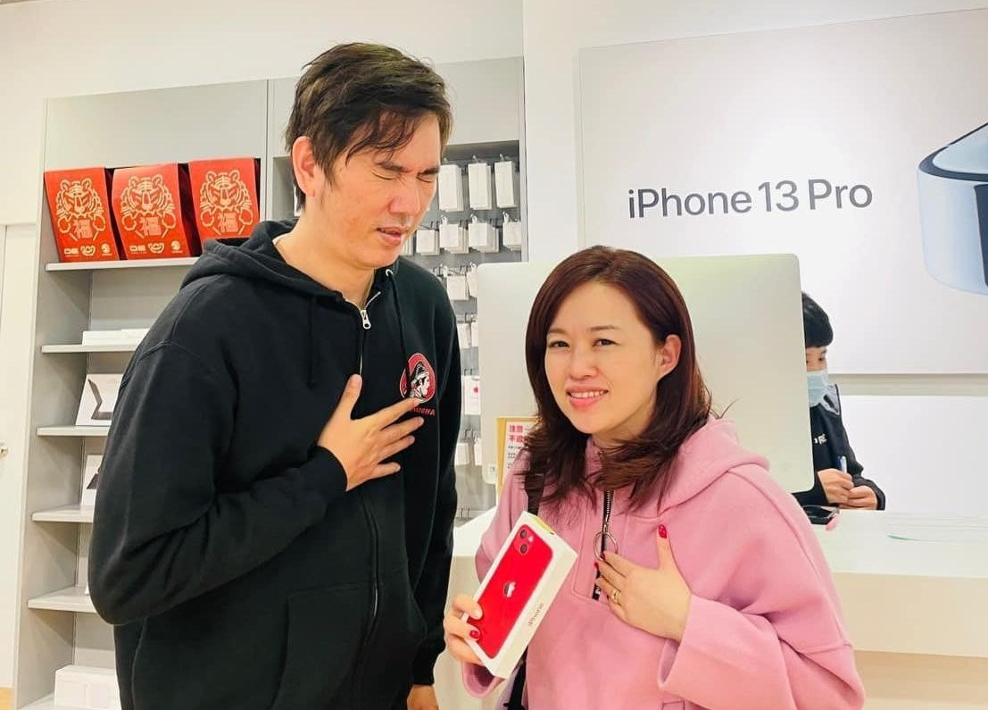 蔡桑(左)和前妻蔡依儒(右)離婚後,婚姻生活全被親友爆料出來,批他忘恩負義。(翻攝自蔡亦竹IG)