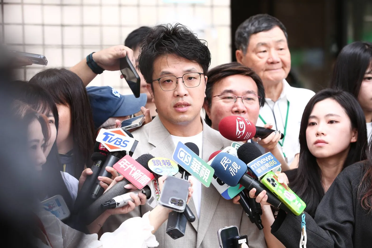 沈伯洋遭24小時跟監　妻女進出家門全被拍！委託外包手法曝光「4人起訴、2港嫌發布通緝」