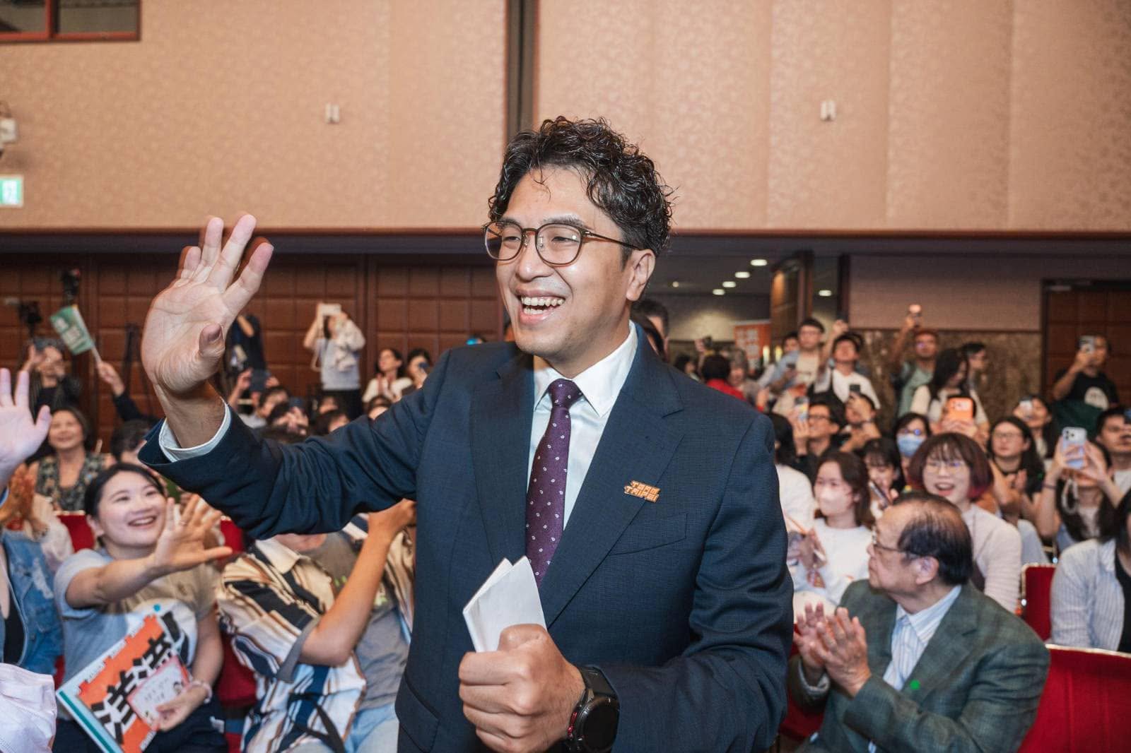 沈伯洋在東京成立日本後援會,吸引近400位台僑到場支持。(翻攝自沈伯洋臉書)