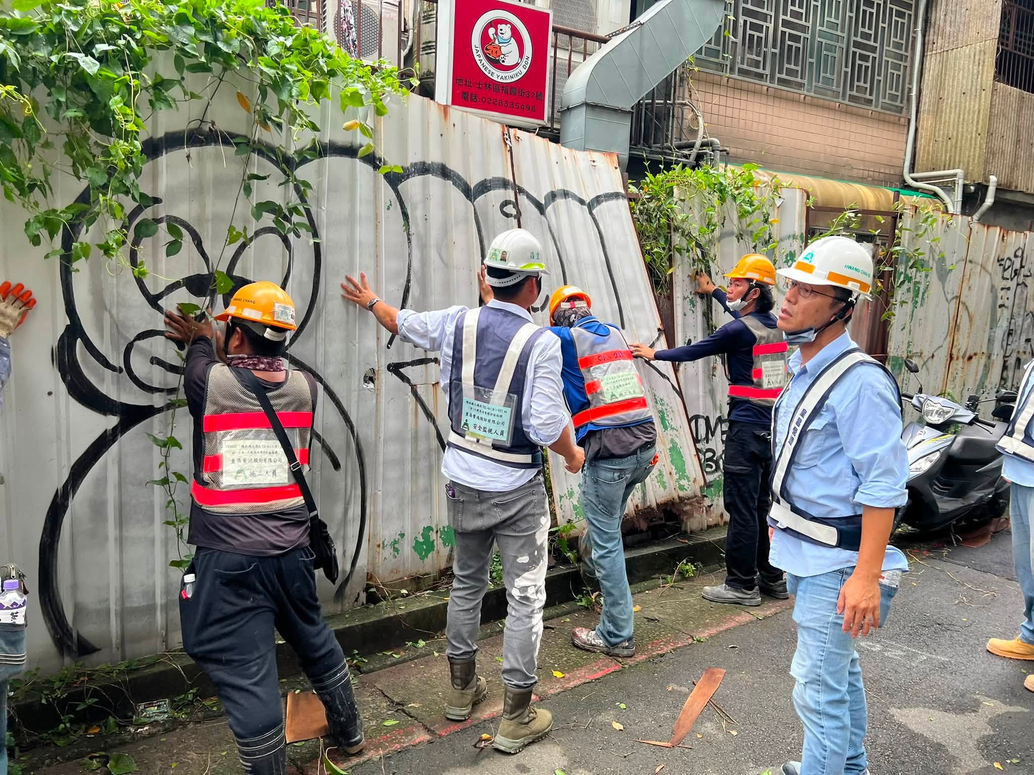 皇昌營造助民眾恢復市容。(翻攝自「舊佳里松愛你」臉書)