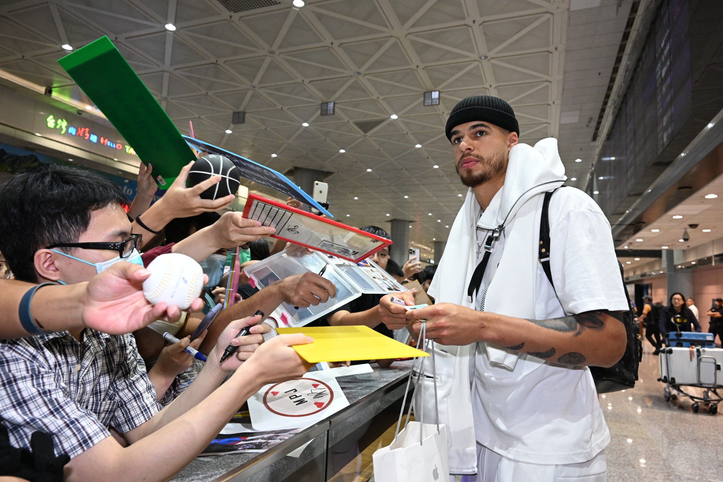 NBA大咖球星小波特,職業生涯至今已賺進超過2.7億美元,約85億台幣,來台活動受到球迷歡迎。