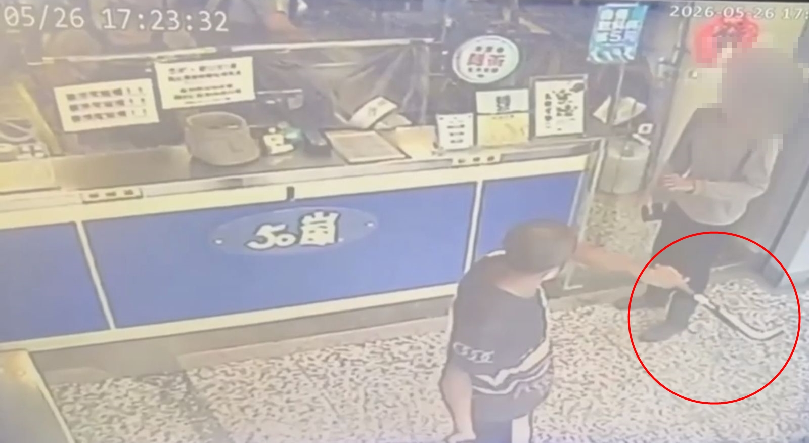 高雄市阿蓮區今晚驚傳一起隨機傷人事件,一名男子疑似情緒不穩,雙手持鐮刀砍傷民眾。(讀者提供)