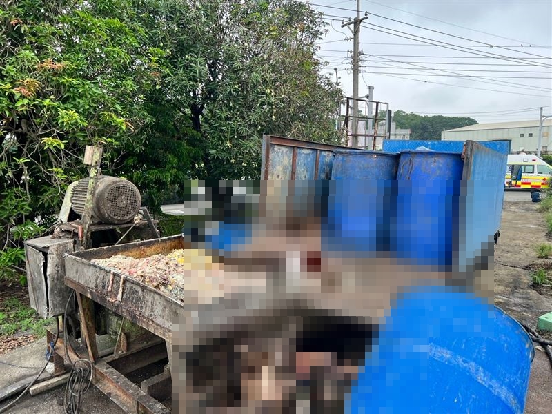 26歲林姓男子在使用大型絞肉機準備魚飼料時,右手不慎捲入機器,導致右上臂遭到截斷。(翻攝畫面)