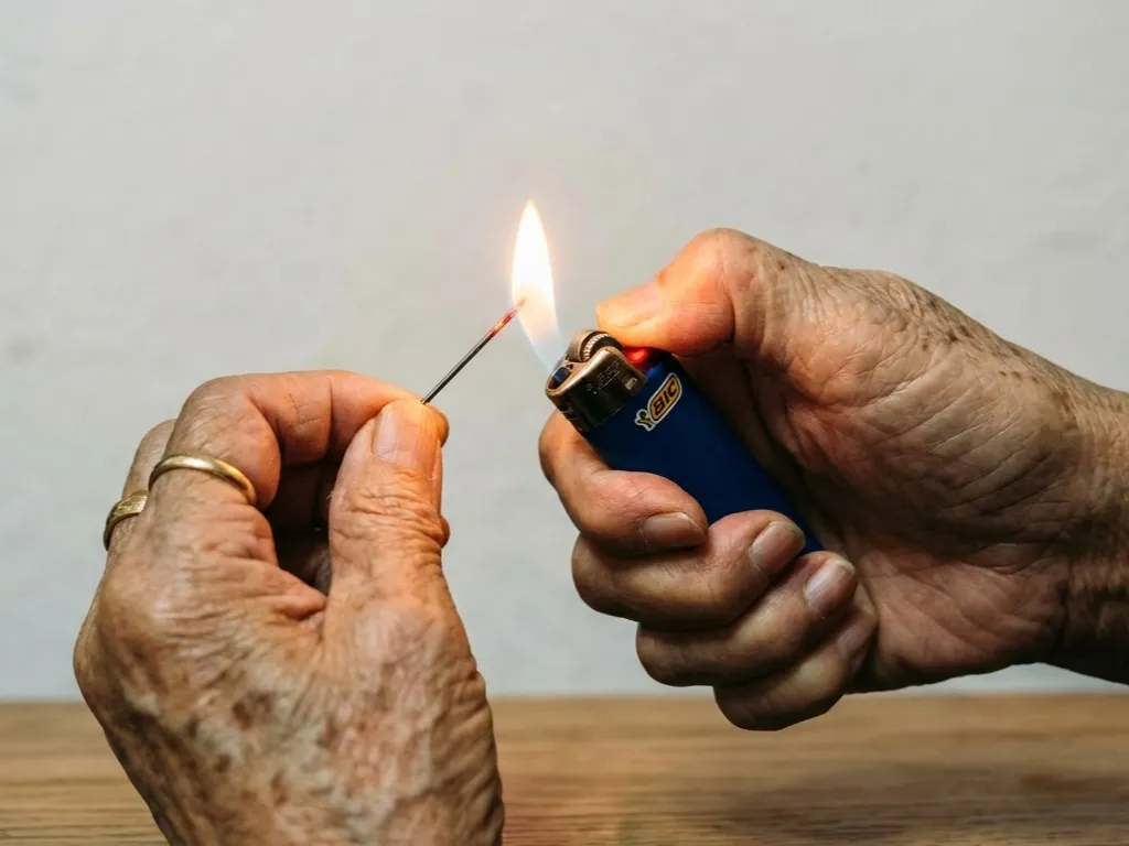 學古裝劇拿針戳屁股！80歲阿嬤膿包「腫成棒球」　醫師急開刀