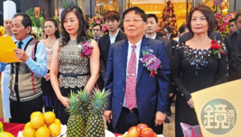 繼袁昶平(右)2000萬元交保,袁妻吳菀庭(左)也以500萬元交保。