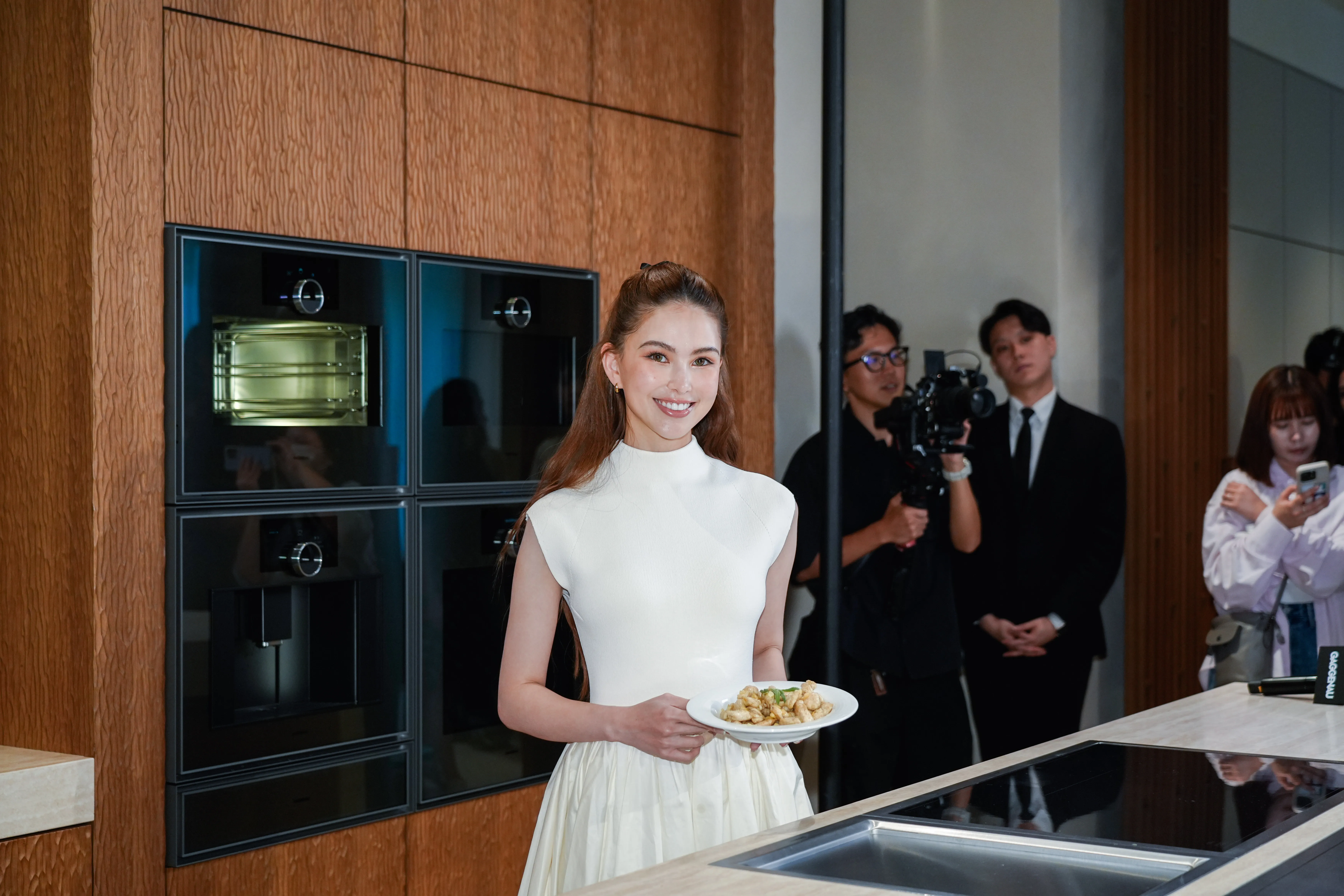 昆凌化身小廚娘 示範孩子最愛的奶油雞 甜喊老公周杰倫為「阿Chou」
