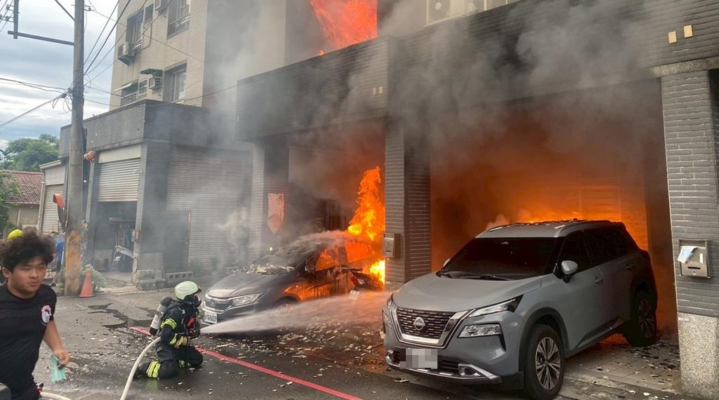南投縣南投市彰南路三段一處4層樓透天厝今(14日)清晨傳出火警。(南投縣消防局提供)