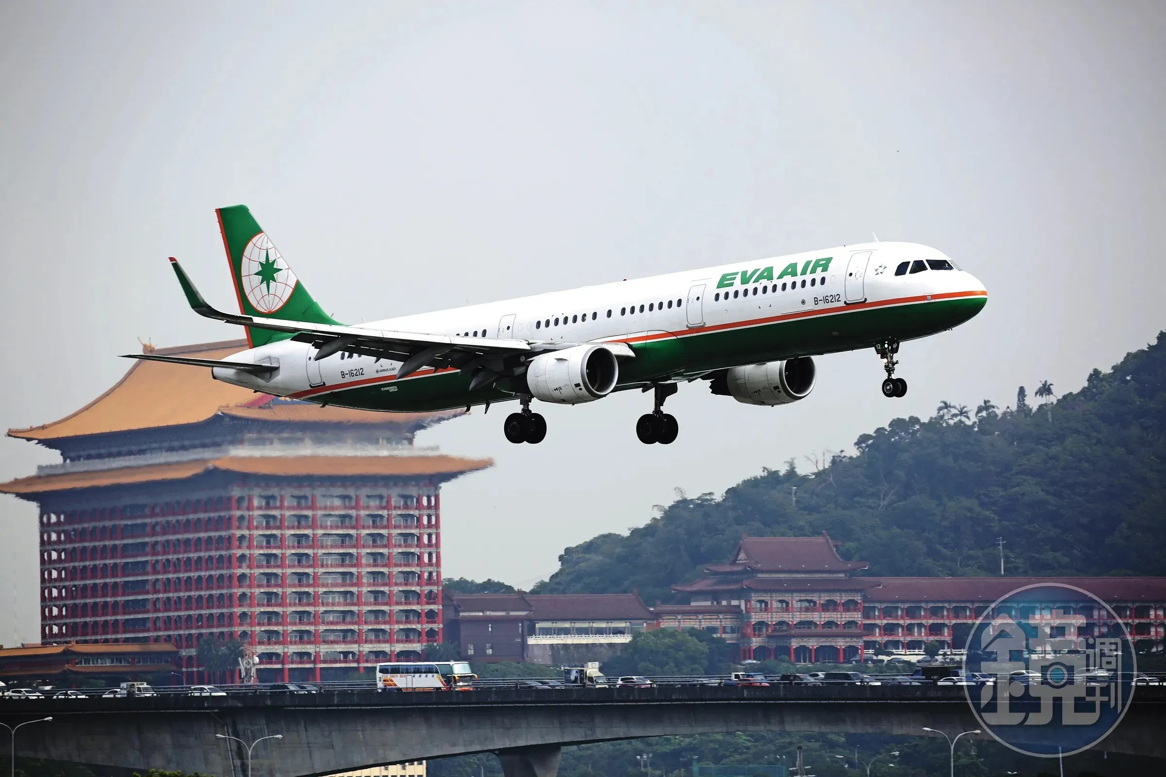 去年10月長榮航空一名34歲孫姓空服員,抱病執勤返台後病逝,民航局認為長榮違反《民用航空法》,開罰60萬元。(本刊資料照)