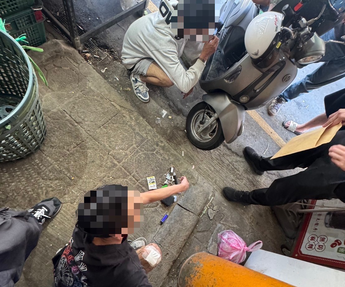 警方逮捕飆車集團主嫌章男及其友人,查獲依託咪酯菸彈。翻攝畫面