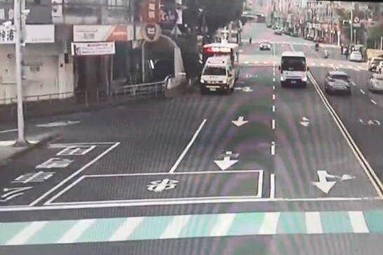 平時三餐毫無自理能力、也不會自行購買食物的高男早已死亡多時且遺體出現腐敗現象。(翻攝畫面)