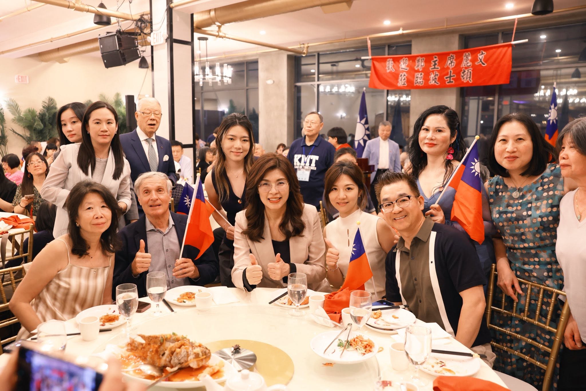 鄭麗文釋出美國波士頓僑宴系列合照,吳欣岱指認,前排右一男子為中共統戰官員俞國梁(Gary Yu)。(翻攝鄭麗文臉書)