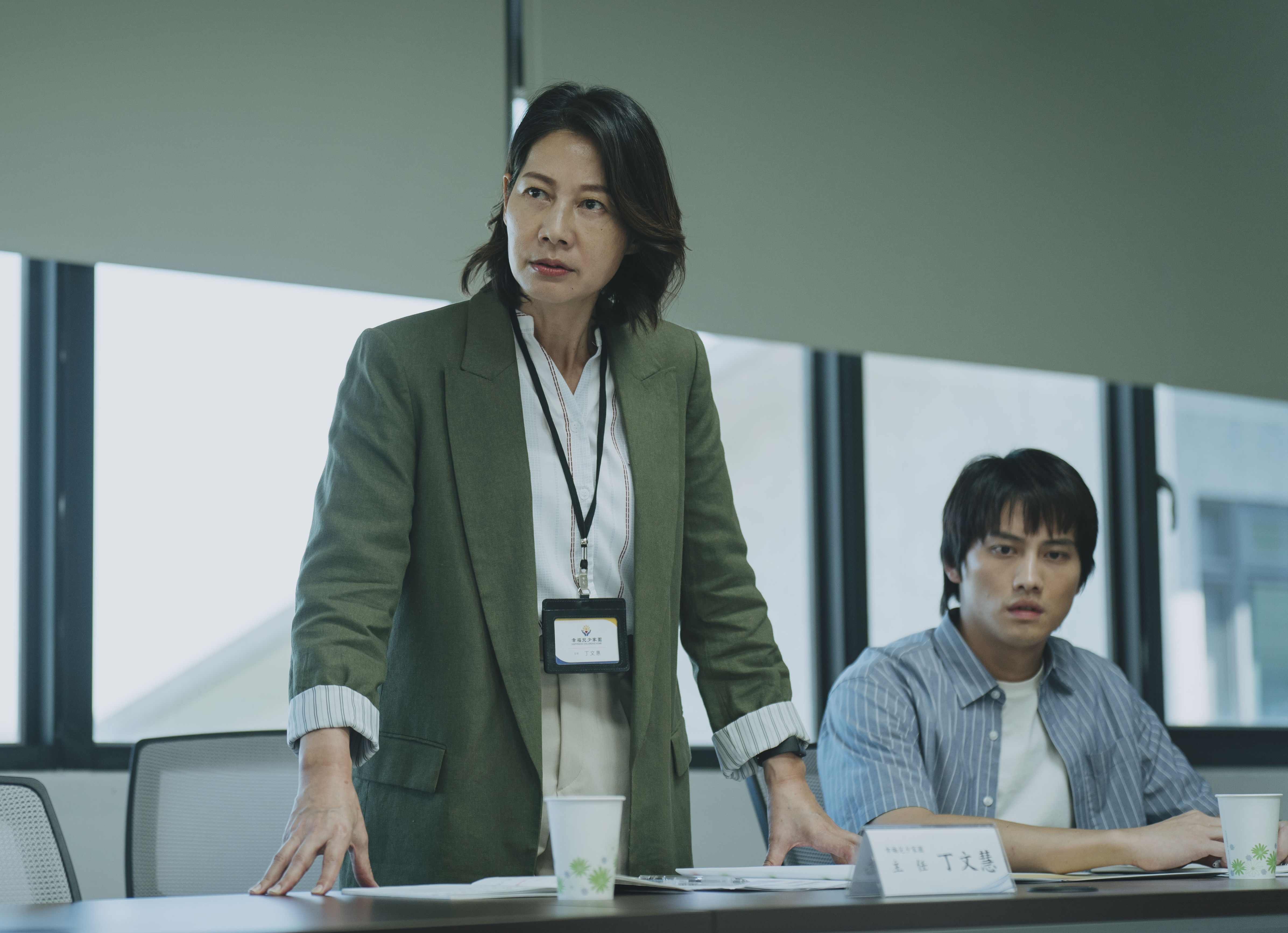 丁寧(左)與范少勳(右)分別飾演育幼院主任與社工,拍片前都赴育幼院蹲點觀察。(冬候鳥電影、文策院提供)
