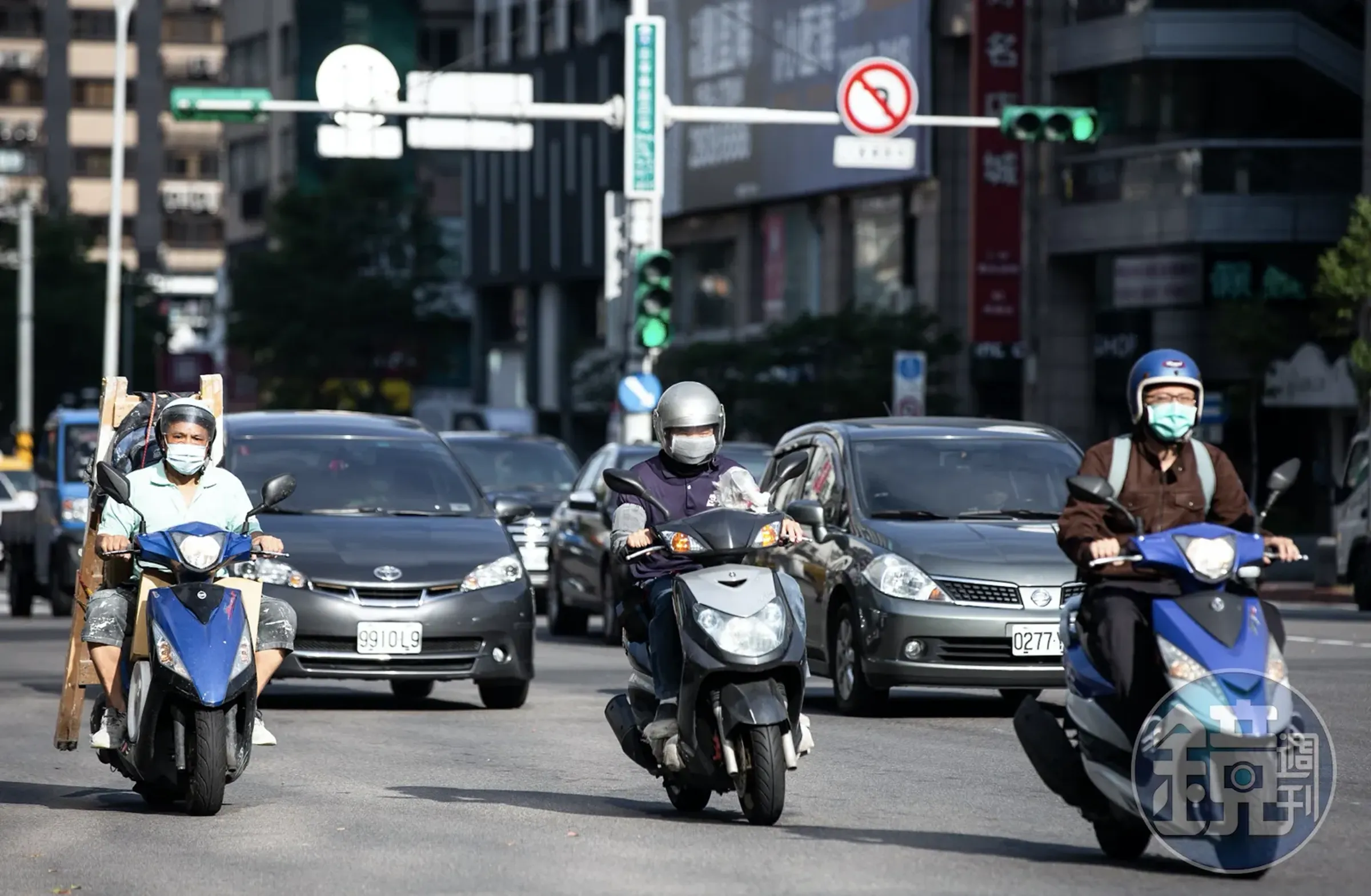 警察提醒如果機車待轉區已經爆滿,千萬不要亂停在斑馬線上或對向車道,以免被開罰。(示意圖,本刊資料照)