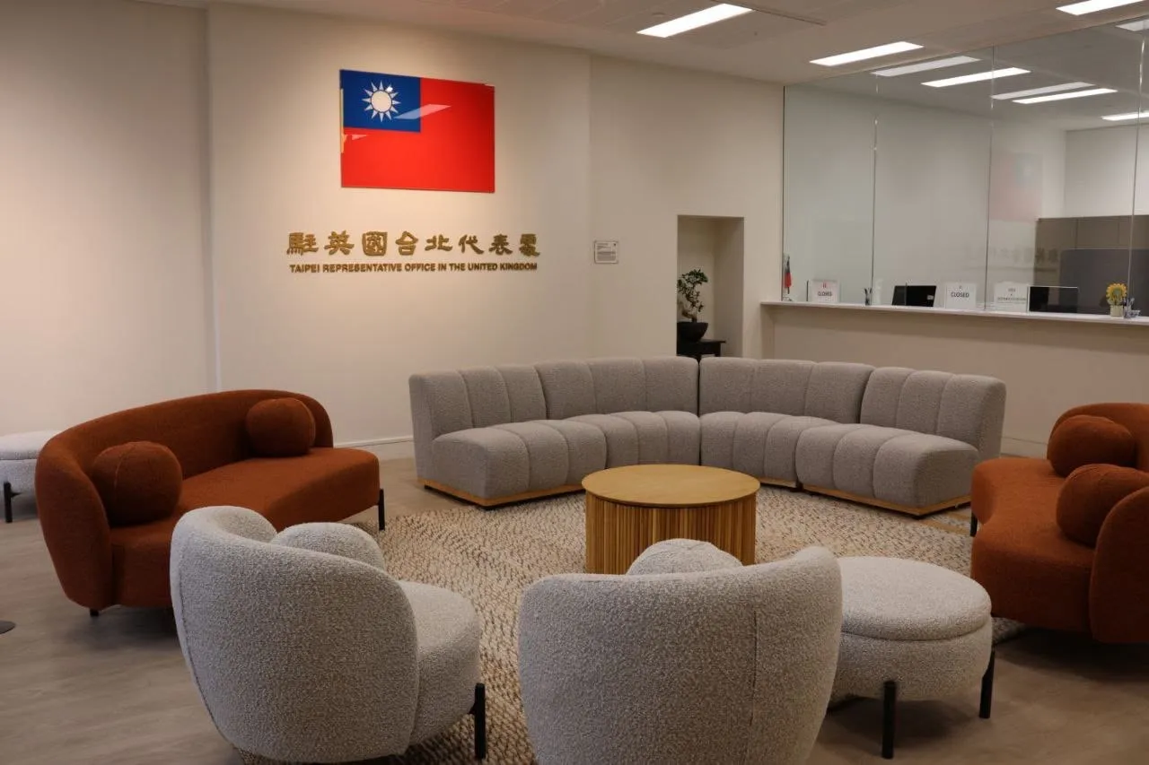 駐英代表處徵「月薪10萬行政助理」挨轟　網看條件全傻眼：怎麼有臉寫出來