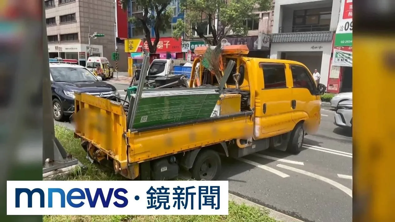 工程車突倒車撞分隔島　公車急煞釀3乘客摔傷