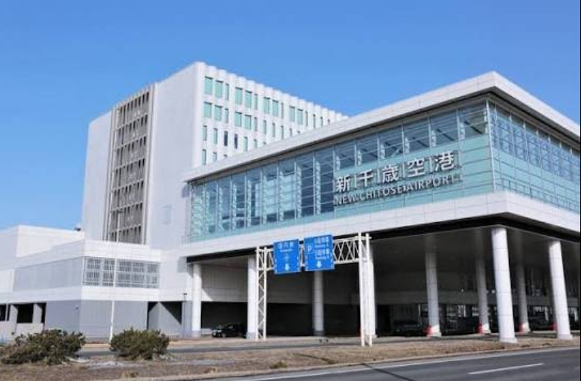 日本北海道千歲機場今日中午,一架從泰國曼谷飛抵新千歲機場後,隨收行李的行動電源冒煙,所幸此事並未造成人員受傷。(翻攝自Google Maps)