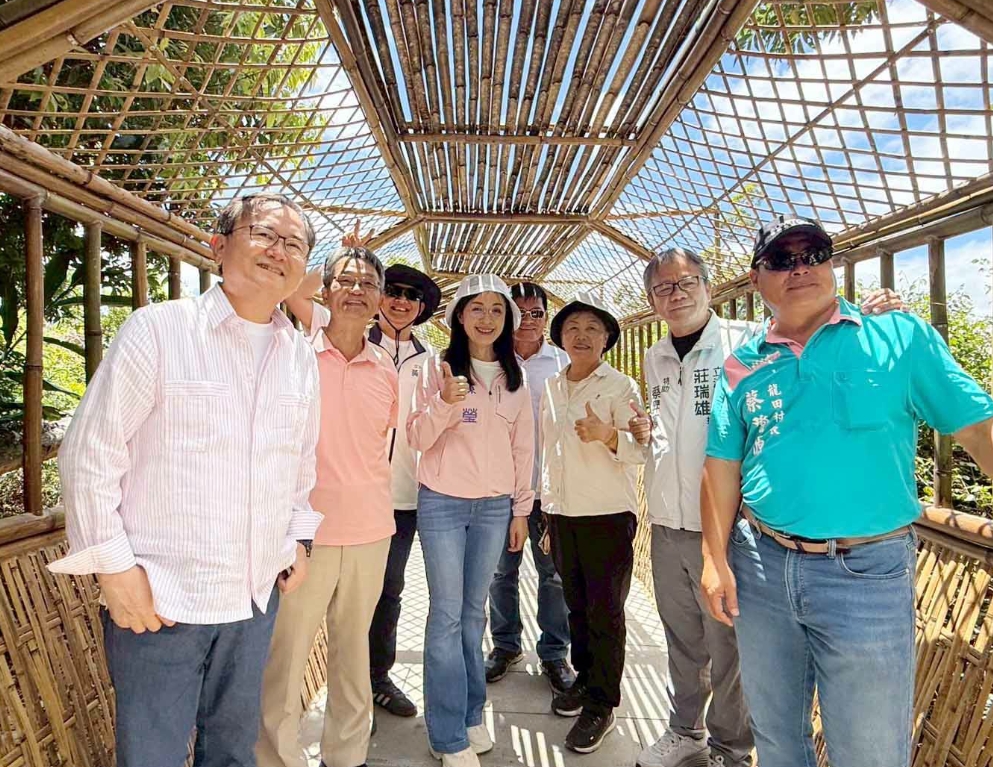 劉櫂豪(左一)與陳瑩日前(左四)2日共同出席鹿野龍高步道啟用典禮。翻攝陳瑩臉書