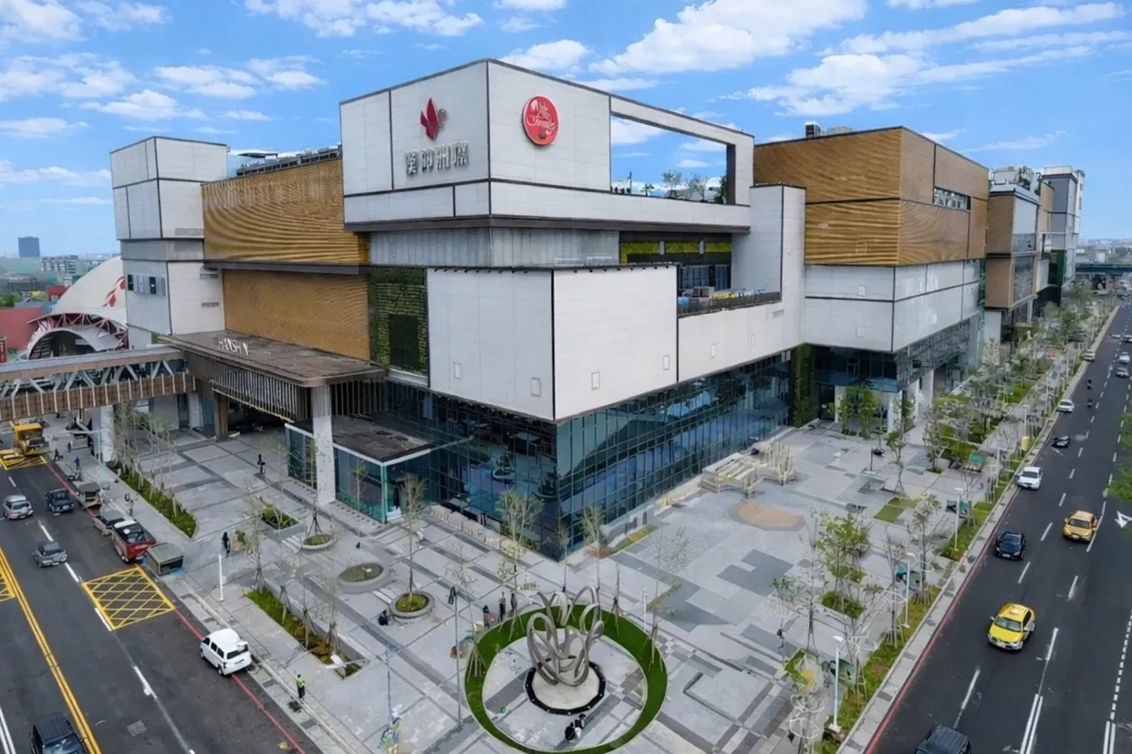 台中北屯區某知名百貨商場傳出有人墜樓,警消趕抵現場比對身分後,確認墜落者正是失聯的女高中生。示意圖(翻攝畫面)
