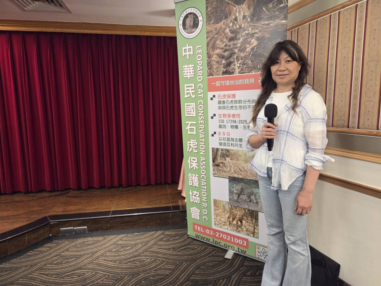 中華民國石虎保護協會理事賴玉菁向本刊說明保育石虎計畫,將在烏來地區架設生態相機長期觀察,並在大安溪一帶建立石虎生態廊道。記者林俊宏攝