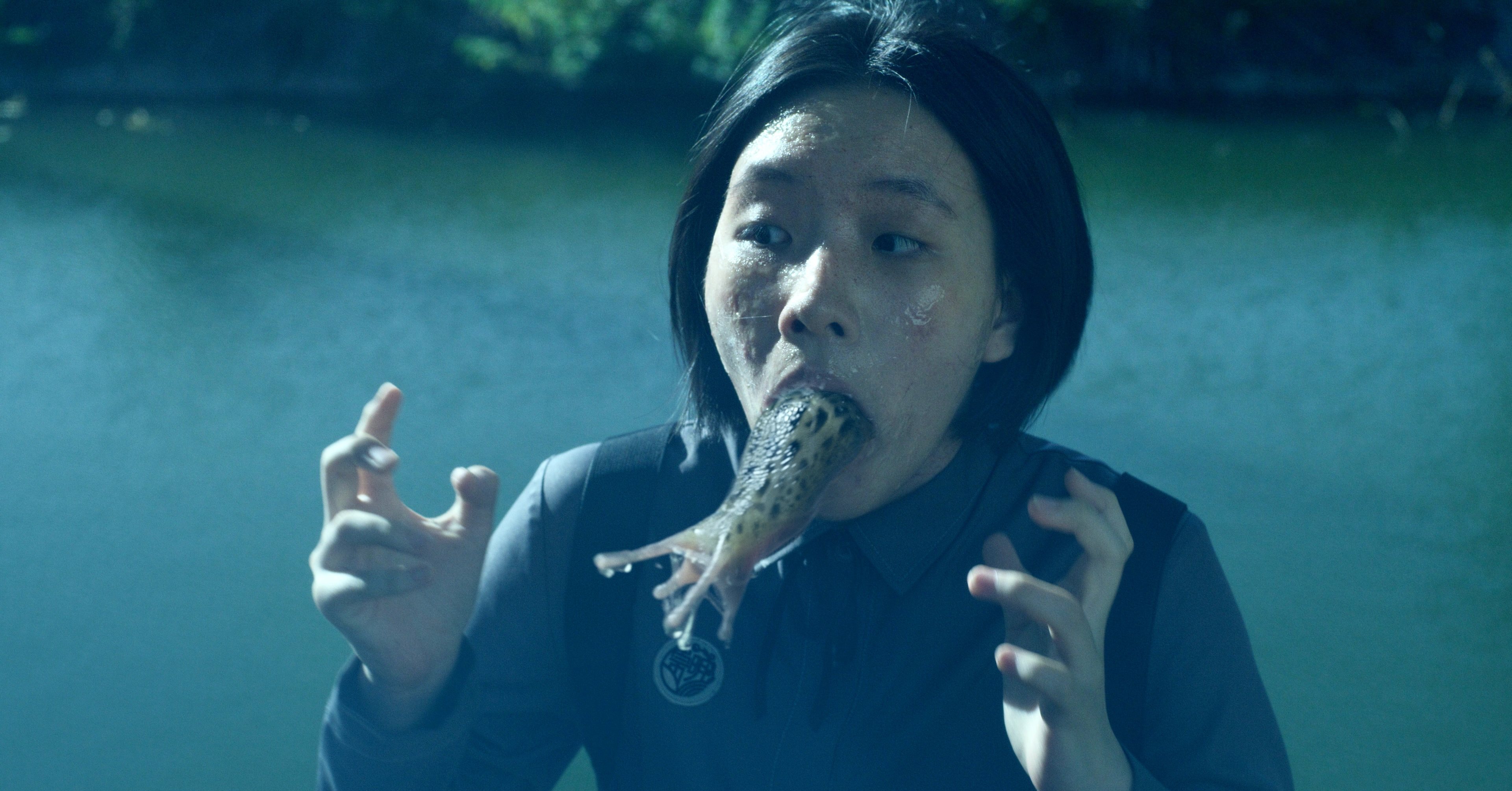 許曦文含著蛞蝓的畫面,來自漫畫裡角色的可怕遭遇。奇蹟映畫所提供