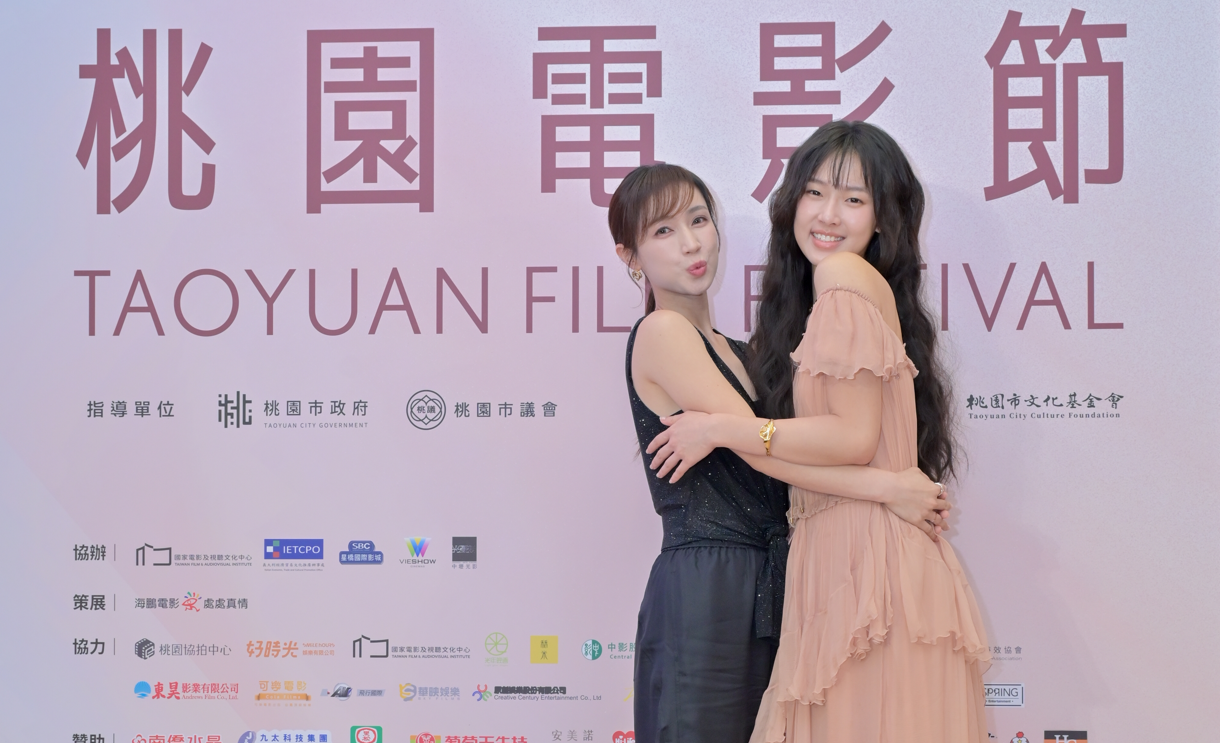 小薰(左)與何曼希先後代言桃園電影節,2人也都曾參演《陽光女子合唱團》。(桃園電影節提供)