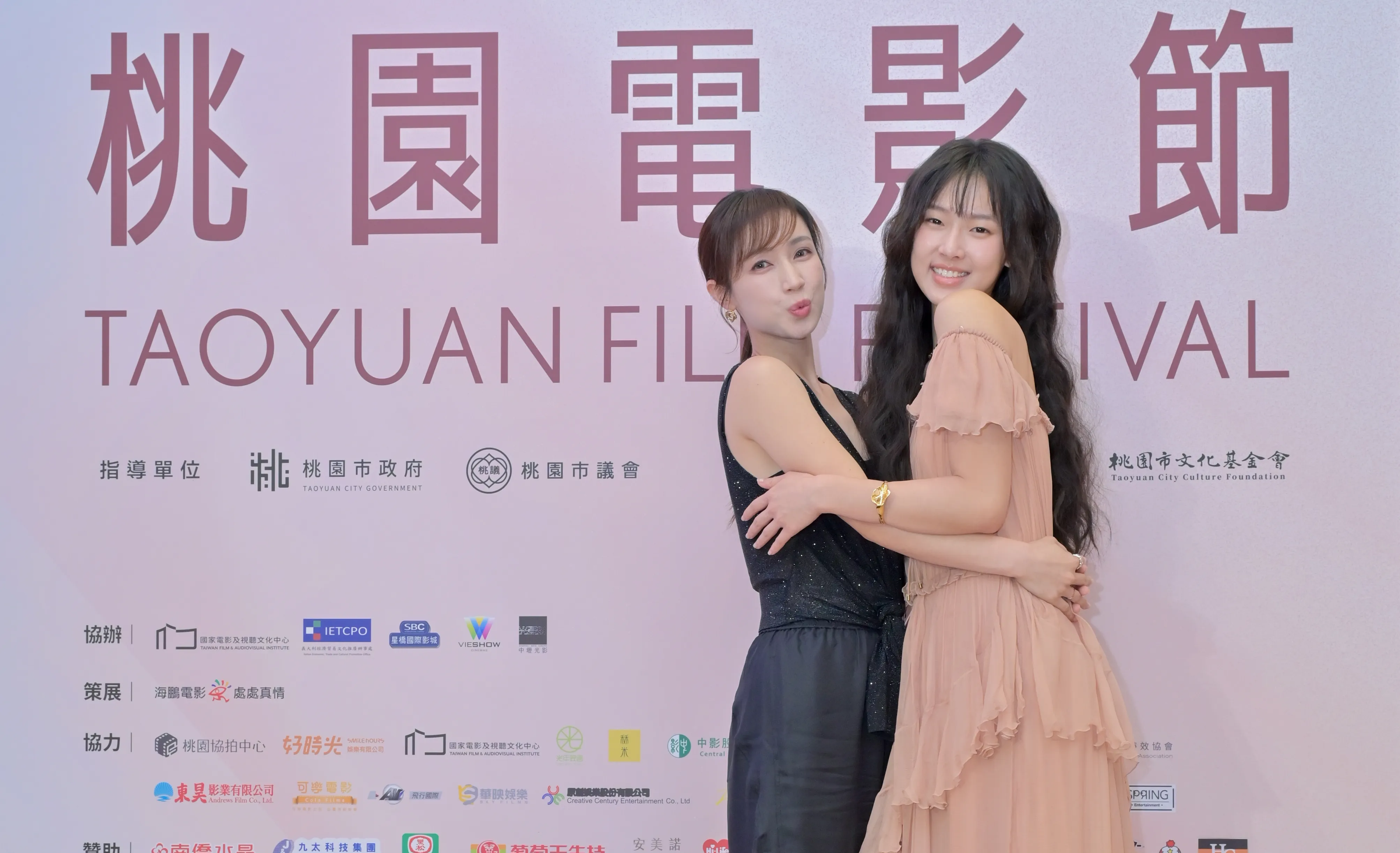 桃影學姊妹／曾共演《陽光女子》　小薰、何曼希桃影相見歡　林柏宏首摘影帝