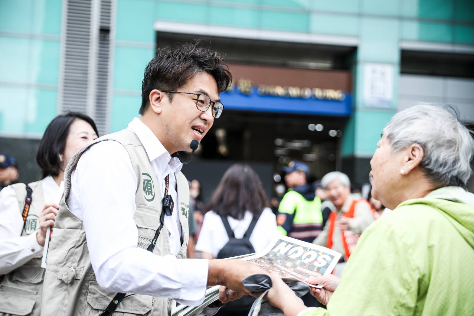 沈伯洋今上午在捷運忠孝復興站發送文宣「順報」,重申他對於和蔣萬安辯論不拘泥任何形式,就算10分鐘後開始也OK。(鏡報鄒保祥)